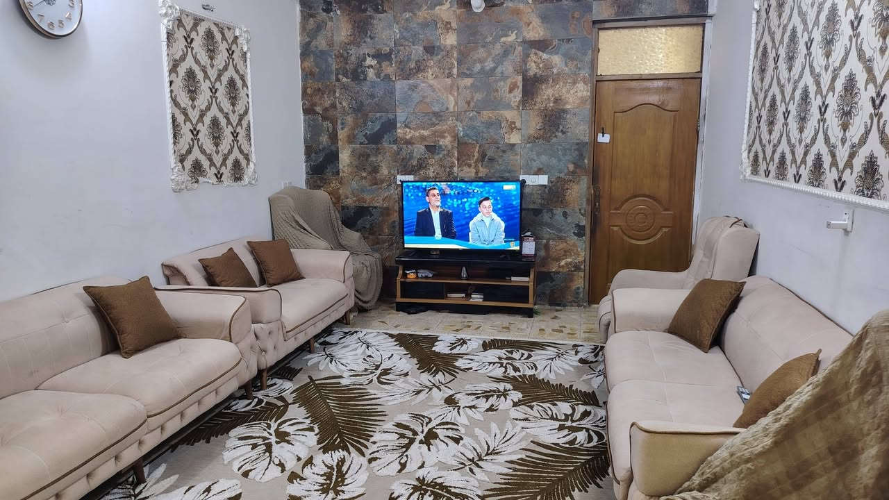 بيت للبيع مساحه 256يحتوي على غرفتين نوم استقبال مطبخ صاله كبيره صحيات2 مناور2 بغداد جسر ديالى الجديدة الكرغوليه شارع ملاين بداية المنطقة قريب على سوق سند 25 طابو زراعي حق التصرف للاستفسار *********** /سعر 160وبي مجال
