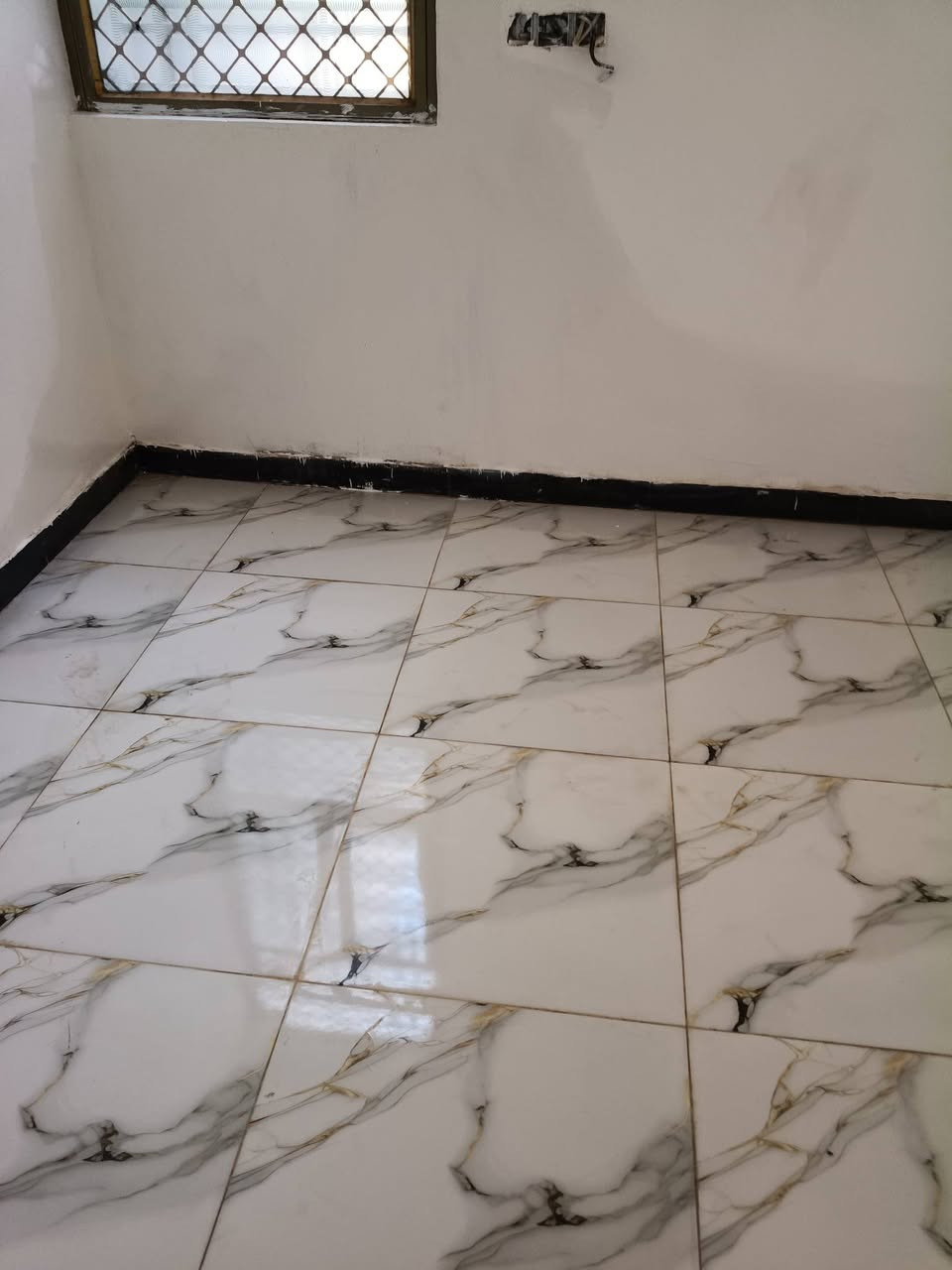 دار المساحة100متر طابو صرف كربلاء حي الجهاد خلف المدارس الصينية البناء بلوك الغابة غرفة نوم وممر ثم حمام وتواليت مشترك كبير. وحمام خارجي ومعرفة مطبخ مع المغاسل ومنور الأرضية بورسليين الرباط والبتلو  كونكريت مسلح مع السقف صب كونكريت ومزفت كذلك ماء ومجاري وكهرباء دفن كامل السعر الاتصال.  ***********. ////////***********
