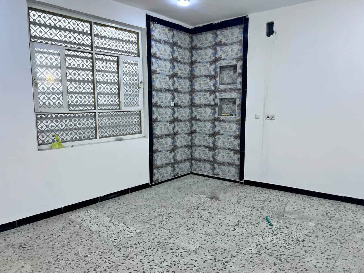 سلام عليكم بيت الايجار مساحته 120متر مربع بيت نظيف جدا يتكون من صاله ومطبخ وكلدور وغرف نوم كافت خدمات موجوده وقريب على شارع تبليط 
سعر 350وبي مجال كل شهر ابشهر 

العنوان حله شارع الرابط بين شارع 80وشارع 100
لاستفسار اكثىر مراجعت مكتب بهاء الجشعمي العنوان حله شارع 100قرب جسر المشاه 
او
 لاتصال على الرقم التالي 
***********
