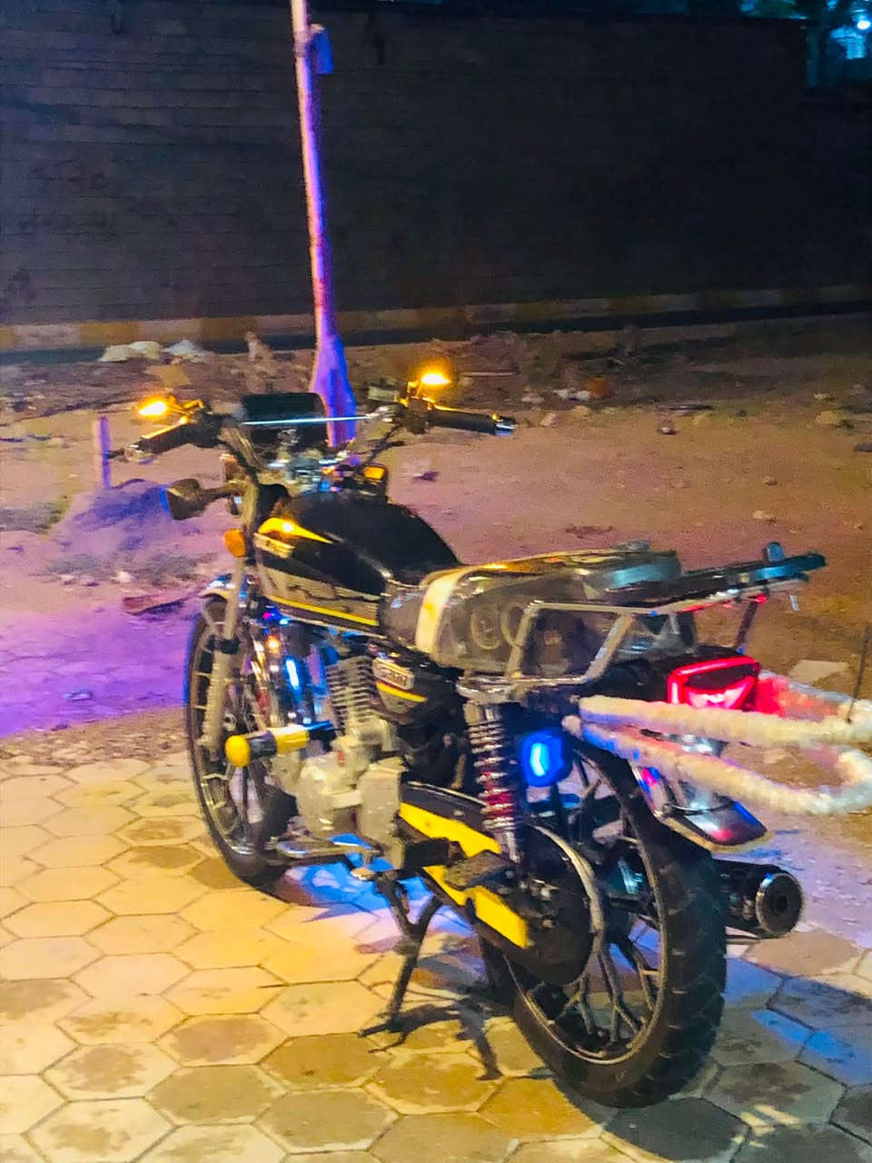 سلام عليكم موطور للبيع محرك 200ماصارله هواي  صبانه ما ممدودة عليه
مكفول من كلشي كلشي شغال بي بس تركب وتسوق

السعر 850وبي مجال حك الجيه 

مكاني الرمادي ***********
