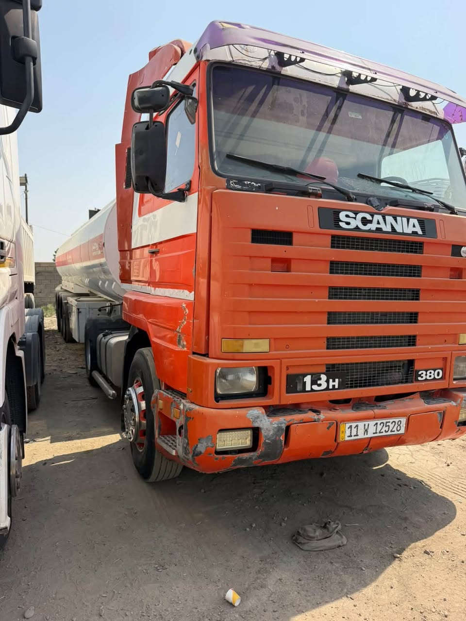 سكانيا بطه موديل 94 مكينه 13 گير 3&3 شاصي مكفول 
مربوطه صهريج 3 دناگير صيني حداده جرف بياضات 32 
اسود 30
‭***********
***********
‬

