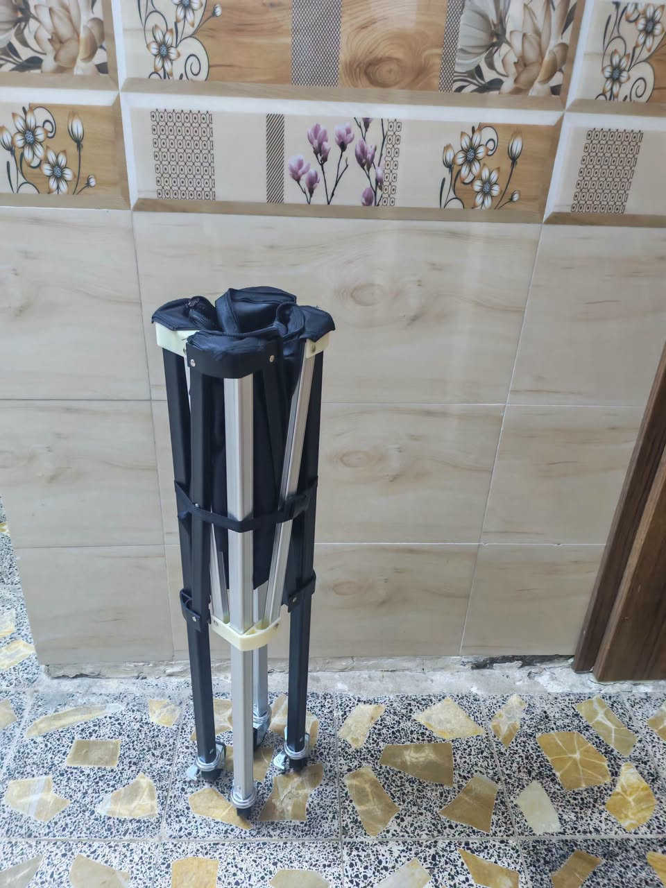 السعر 60 الف مع التوصيل 🥎 
عربة 🥎 أو سلة كرات تنس قابلة للطي مزودة بعجلات وإطار من سبائك الألومنيوم مع حقيبة تخزين من قماش أكسفورد استيعاب 150 كرة 🥎

نص مكتوب في الصور:
- Great for Practice
- improve efficiency & save you time and energy