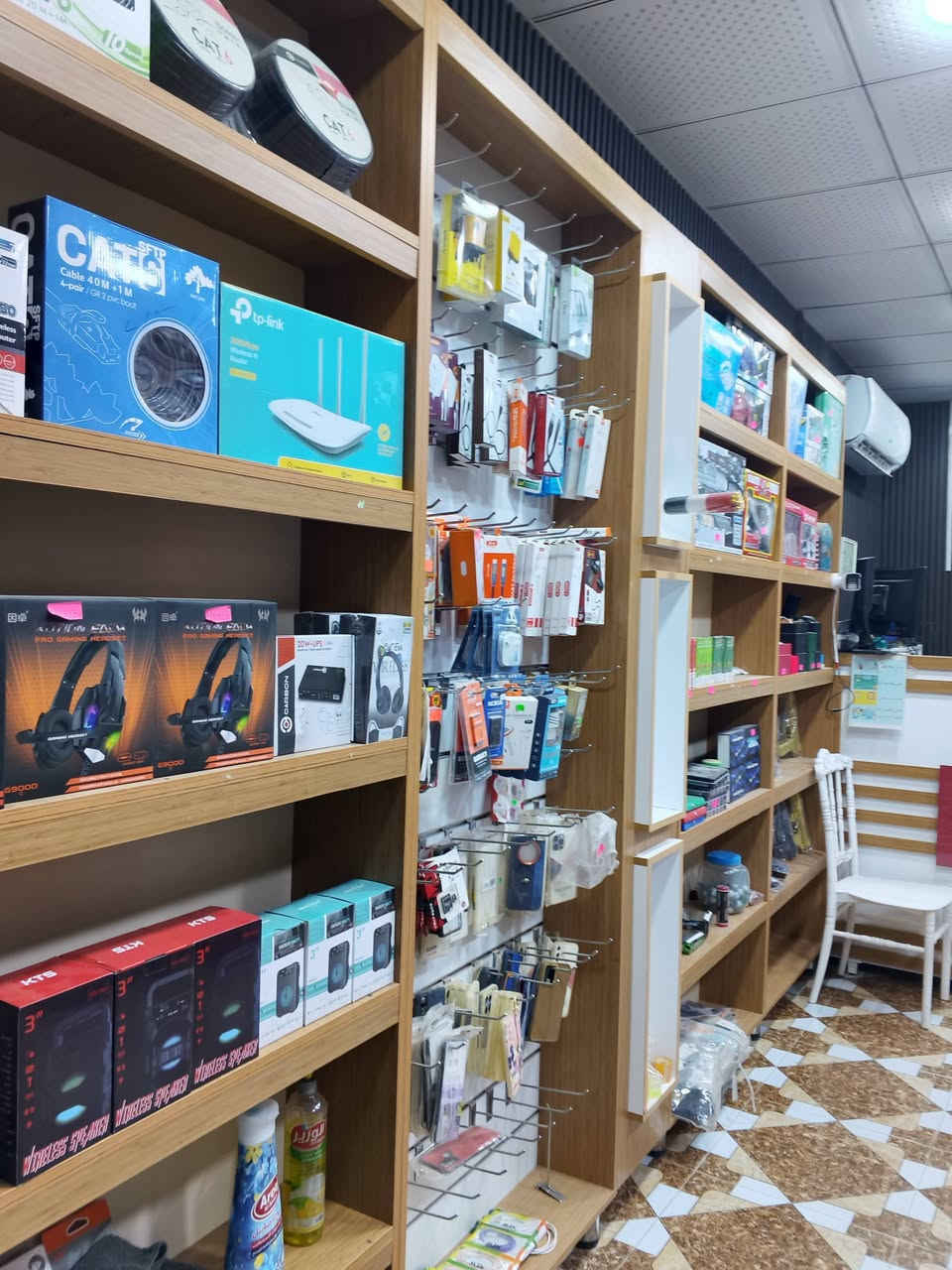 ✨📢 فرصة مميزة للبيع في الكوت 📢✨
🏪 مكتب الامزون 
مكتب متكامل وجاهز للعمل حاليًا ✅  
موقع ممتاز وحركة جيدة 🔥

📚 يحتوي على:
✔️ قرطاسية متنوعة  
✔️ اكسسوارات موبايل  
✔️ميز صيانة معه كامل ملحقات الصيانة
✔️العاب اطفال
✔️ شواحن وكفرات متنوعة 📱  
✔️ حاسبةعدد 1+ طابعة 2 🖨️ 
✔️عاكسه + بطاريه 
✔️ تفعيل خطوط 📶  
✔️ ماكنة أرصدة 💳  
✔️ سبلت سقف ثانوي ❄️  
✔️ ديكور حديث ومرتب ✨

💰 السعر: 6 مليون و500 ألف فقط اليجار مال محل  ب 75  

📍 العنوان:  
الكوت – حي الحكيم _ نزلة بني تميم 
مقابل مدرسة الوقار لابتدائيه 3 شفتات يداومون 

📞 للاستفسار والتواصل:  
***********

📝 سبب البيع:  
صاحب المكتب مرتبط بالدوام في بغداد، لذلك تقرر بيع المكتب رغم جاهزيته الكاملة للعمل.
