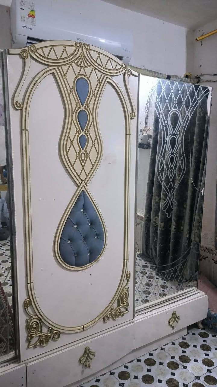 كنتور سلايت للبيع
العرض 2متر ونص 
وثلاث جرارات جوه
السعر 50
الناصريه حي الخضراء مقابيل الشركه الهنديه
للتواصل:***********
