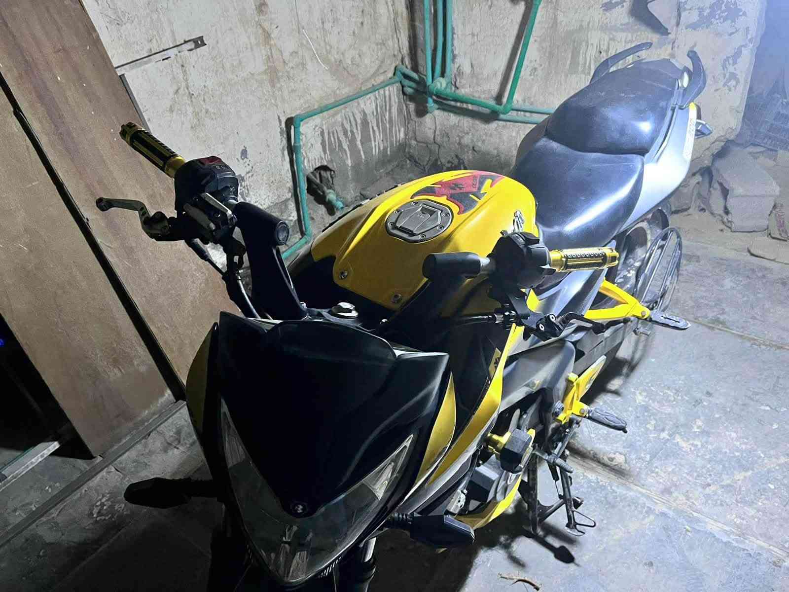 صباح الخير جميعاً…
الحلال ماشاءالله للبيع 
الاسم: بولسر NS200
النشأ: هندي مثل رافينيا😂
الموديل: 2019
التفاصيل: دراجة خير من الله مكينة 200cc تسارع كلش حلو السرعة القصوى 150km بالساعة تصلح للمبتدئين الي يحبون يدخلون عالم الـ sport بيهة تزويدات مثل سلايدرات بطح ويدات سكليتر بطح من شركة ريزوما المعروفة اكيد و عمبار بريك خلفي مال هوندا الاصلي وحاولت اضيف عليها فچوچ برمبو بس للاسف ما رهمن وياها لان القاعدة تختلف وبيهة ايضاً دوسات كلچ وبريك امامي رياضي يعني تقسم الدوسة على مزاجك مع شكل رياضي جميل جداً، بالنسبة للمكينة مفتوحة اكيد لكن ما يعيبها ايشي، والتبريد راديتر ماء اكيد كهربائياتها كلها سليمة ونگرة سلف تشتغل الدراجة 
اوراق اصولية يعني بس يفتح الترقيم تروح ترقم ومحد يگلك على عينك حاجب
بالنسبة للسعر ولله الحمد رايدها 12 ورقة وبيهة مجال للشراي ومكانها نجف وتشرفونا 
***********
واتساب متوفر اكثر من الفيس والماسنجر
