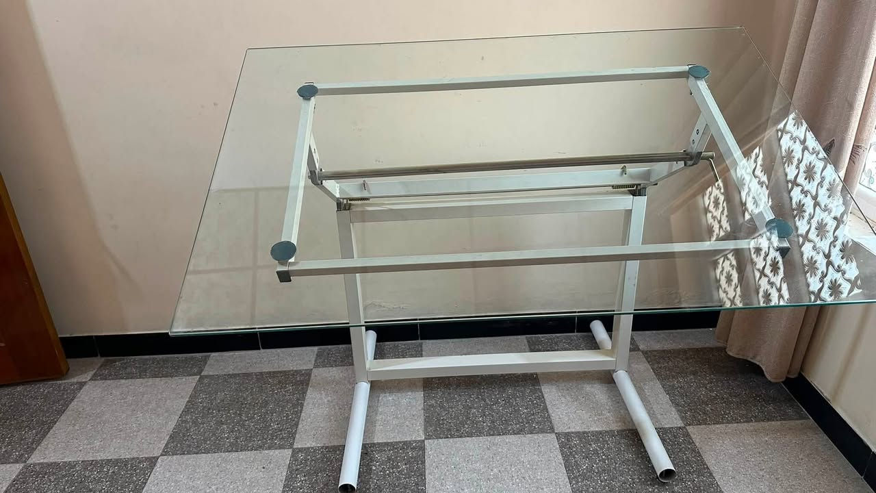 بورد هندسي للبيع
مساحته ١٢٠*٨٠
حالته كلش نظيف  
***********
