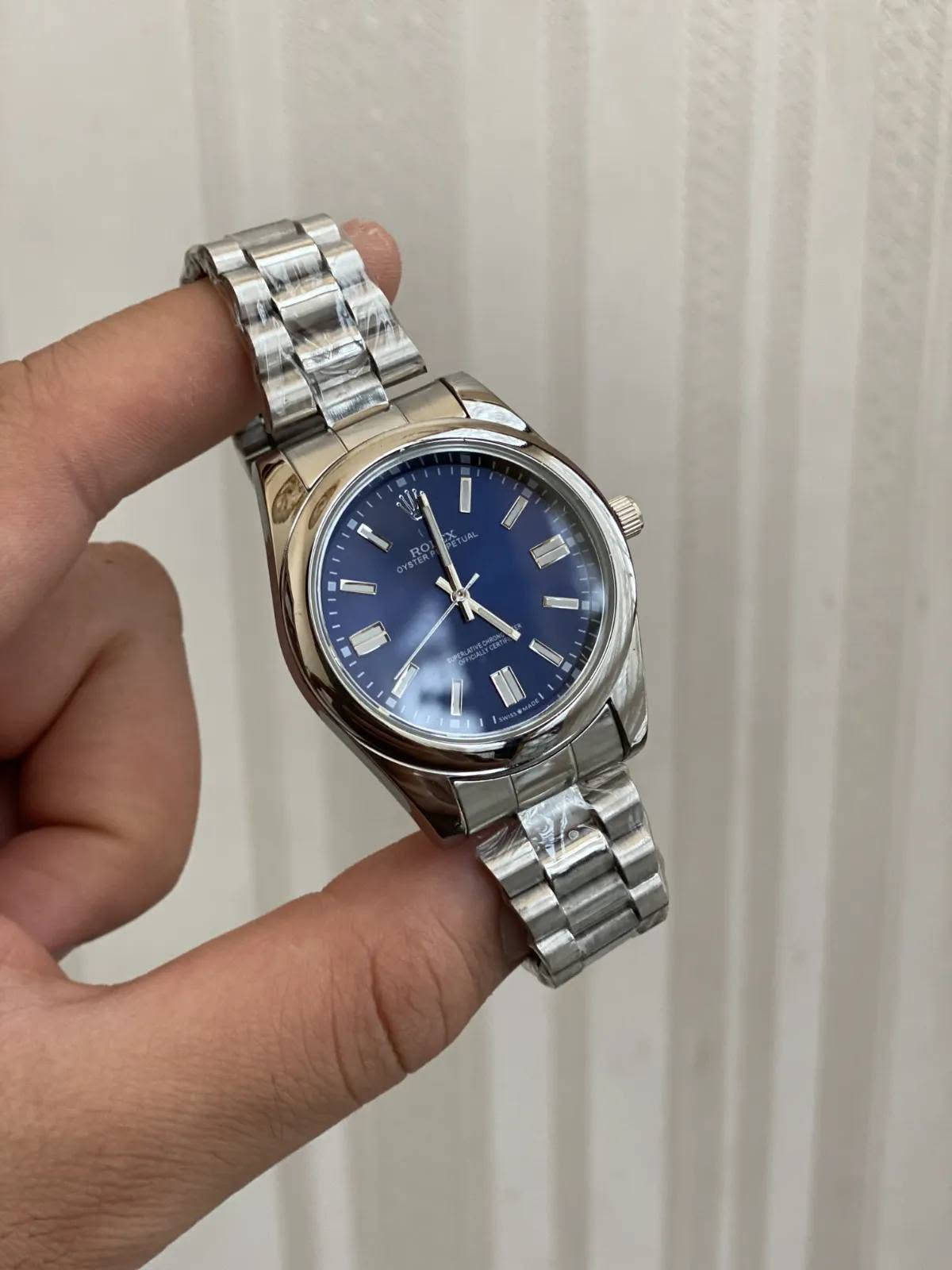 رولكس ROLEX كلاسيك
ساعة رجالية بتصميم كلاسيكي، وسوار معدني بلون فضي وإطار دائري ناعم. مينا بسيط بمؤشرات واضحة يكمّل الإطلالات اليومية والرسمية.
ألوان المينا المتوفرة: أزرق، أسود، فضي فاتح، وأخضر. لون السوار فضي في جميع الخيارات.
للطلب والاستفسار يرجى مراسلتنا واتساب ‏‪***********‬‏
