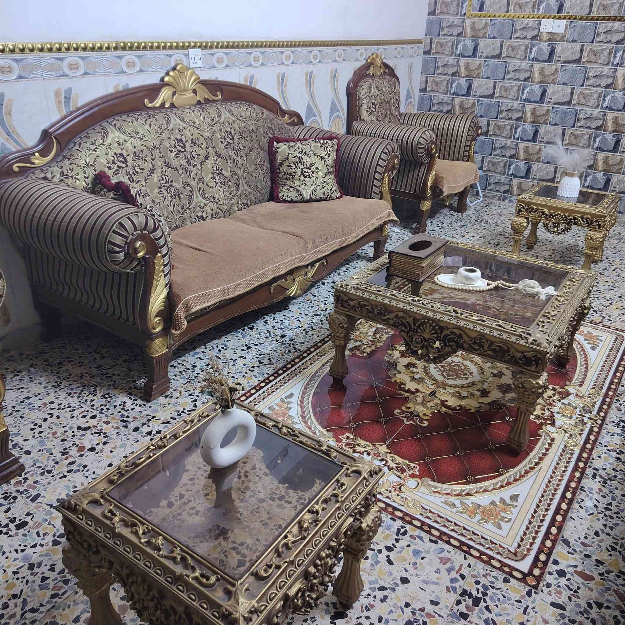 تخم زان مصري تكمه الدرجه الاوله 10 مقاعد وياه جرجف وكوشات 4 وياه طبلاته الاصليه
اخو الجديد اي ضرر ما بي  السعر 550 وبي مجال بسيط حك الجيه المكان منطقت الزعفرانيه
رقم الهاتف ***********
