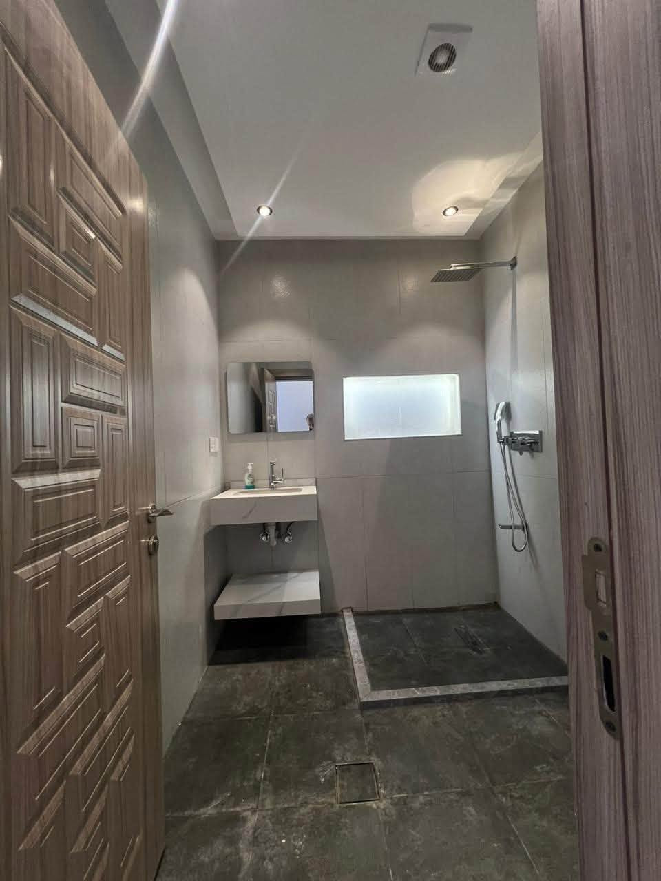 شقة موثثه دوبلكس طابقين 3 غرف نوم
📍المنصور حي دراغ 
الايجار الشهري 1300$ للاستفسار اكثر …
***********
