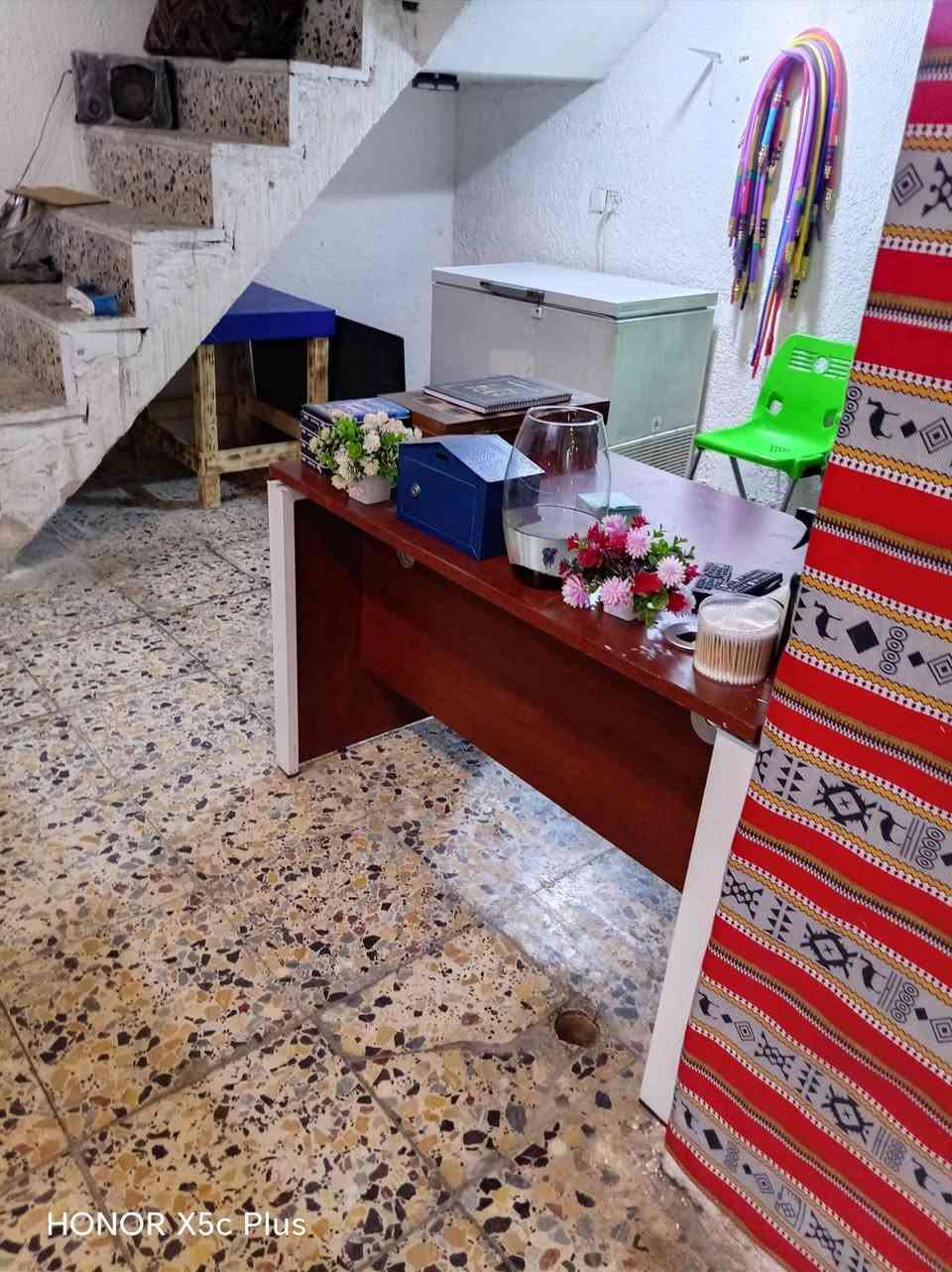 ميز مكتبي نضيف كلش 
مكاني بصره 
سعر 80وبي مجال
*********** بي واتساب فقط
