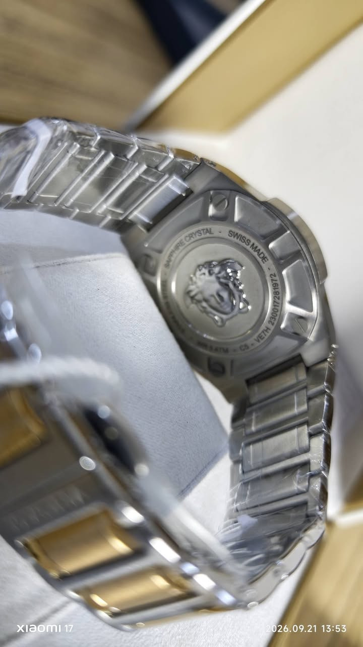 Versace extreme chronograph 
ساعة فيرزاجي سويسري أصلي أصلي أصلي 
كوارتز بطارية 
جديد غير مستعمل 
كامل ملحقات 
منفذ التاريخ 
منفذ أسبوع 
#سعر 350 دولار 
***********
يوجد خدمة التوصيل
