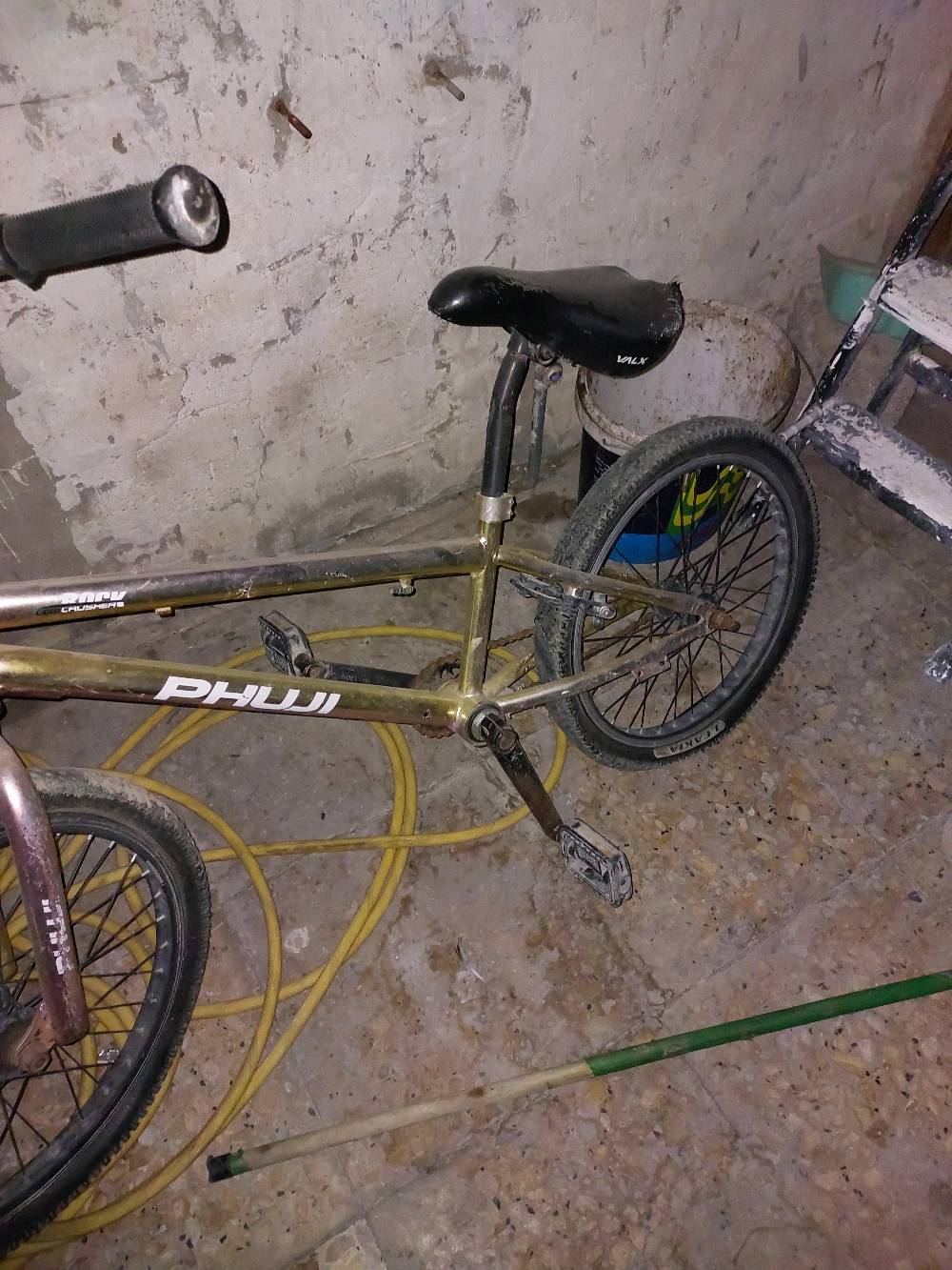 بايسكل نوع BMX. ملون ذهبي سعر 75  