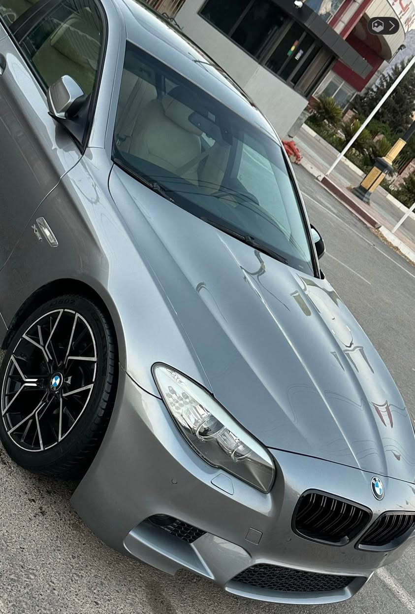 BMW F10 N63 550i Twin Torbo Xdrive 2012
سڵاو هاوڕێیان ئه‌و بیئێمه‌ بۆ فرۆشتن مه‌كینه‌  550  V8توین تۆربۆ بێ بۆیاغ ساغه‌ سه‌یاره‌كه‌ مواسه‌فات "سڵاید گه‌وره‌ كوشن جڵد كوشن سیاحی كوشن كاره‌باهه‌ردوو كوشنی پێشه‌وه‌ غه‌زن سوكان كاره‌با ناو زه‌رد چوار ویل و تایه‌ی 19M دوو سایز كیتی كراوه‌ به‌ M پشت و پێش عاسه‌ كامێڕه‌ و زۆر مواسه‌فاتی تر سه‌یاره‌كه‌ زۆر جوان و توندوو تۆڵه‌ گێڕوو مه‌كینه‌ و كاره‌بایه‌تی به‌شه‌رتی ده‌ فیته‌ر و ده‌ كۆمپیوته‌ر  سه‌یاره‌كه‌ بێعه‌یبه‌ هه‌موو شتی ئیش ئه‌كات بێ نه‌قصه‌ 99 mil رۆیشوه سه‌یاره‌كه‌ علوجه‌ بێ كۆده‌ به‌شه‌رت ماڵ مه‌ده‌نی سه‌یاره‌كه‌ له‌ ڕسمه‌كان جوانتره‌" بۆ زانینی نرخ  یان مه‌سج بنێره‌ یان په‌یوه‌ندی به‌و ژماره‌ ته‌له‌فۆنه‌وه‌ بكه‌ *********** رانية, السليمانية
