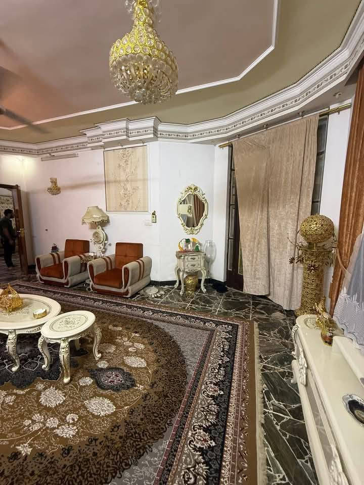 الدار للبيع طابقين ويرهم مراوس  الموقع حله زوير الغربي قرب مشروع الماء المساحه 250 متر واقع حال 300 التفاصيل يحتوي على استقبال كبير+ 5غرف نوم ومطابخ حار وبارد ومجمعات صحيه 3 للاستفسار الاتصال على رقم ***********
