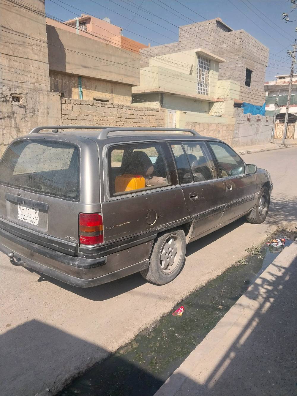 اوميكا 20 للبيع كير ومحرك شغال صبغ عام شرط التحويل رقم الماني نينوى خصوصي بدون كوبون بانزين السعر 20 وبيها مجال رقم التواصل ***********///*********** المكان موصل قضاء تلكيف
الأوميغا موديل شكد بالضبط؟ سنة الصنع شنو حتى ينكتب بالإعلان بشكل أدق؟: 
1992
المحرك والكير بيهن أي ملاحظات لو كلهن تمام 100%؟ وأكو تهريب/دخان/حرارة أو رجّة؟: 
محرك وكير شغالات ماكو ملاحظة عليهم
الماكينة شكد ممشايتها تقريباً؟ وأكو صبغ/حادث/ضربة سابقة غير الصبغ العام؟: 
صبغ عام وباب مبدل فقط
المكان هسه بتلكيف لو أكو إمكانية تشوفوها بموصل؟ وتقبلون فحص قبل الشراء لو لا؟: 
نعم عادي