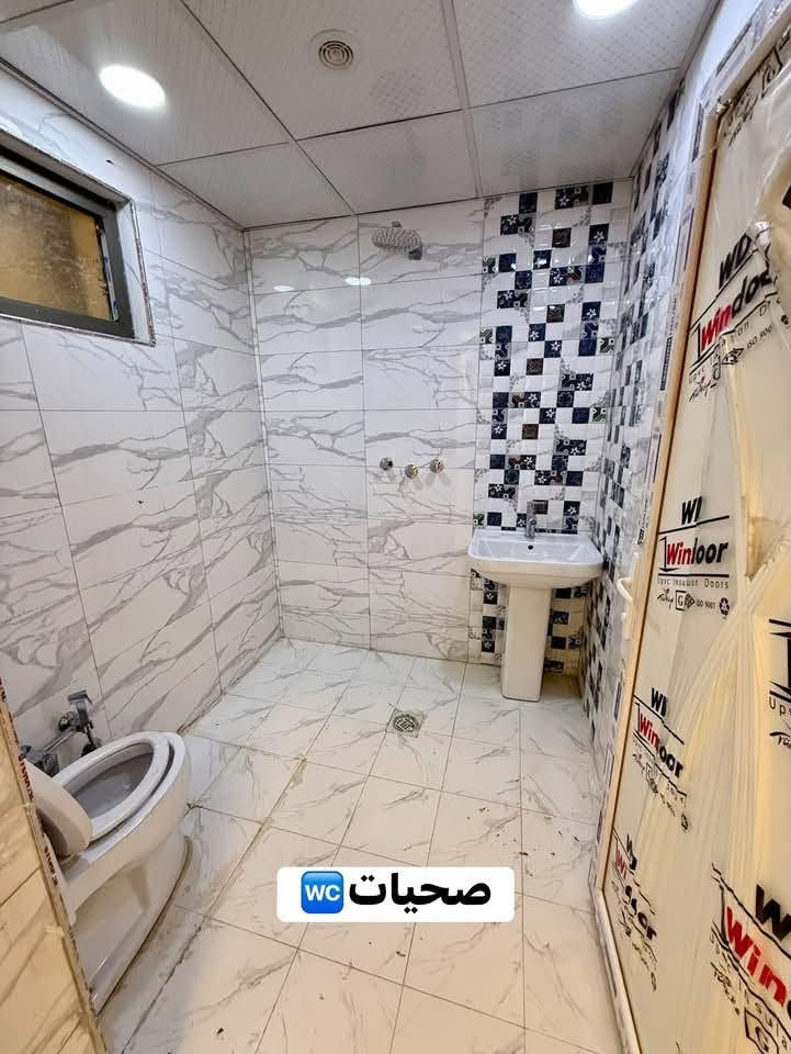 🔥 بناية سكنية كاملة يمي وبس! 🔥
🏢 بناية زيرو وغير مسكونة
⚡️ مصعد كهربائي متوفر
📍 حي دراغ – قرب جامعة التراث

🏠 الطابق الأرضي
متوفر شقتين توين:
• 🛏️ غرفتين نوم
• 🛋️ صالة
• 🍳 مطبخ
• 🚾 صحيات
• 🛋️ مؤثثة بالكامل
⚡️ كهرباء مجانية

💰 الإيجار: 1,250,000 دينار شهرياً فقط

━━━━━━━━━━━━

🏢 الطابق الأول والثاني
⚡️ مصعد كهربائي متوفر

متوفر شقتين توين:
• 🛏️ غرفتين نوم
• 🛋️ صالة
• 🍳 مطبخ
• 🚾 صحيات

💰 الإيجار: 950,000 دينار شهرياً

━━━━━━━━━━━━

🛏️ سويت خاص
• 🛏️ غرفة نوم
• 🍳 مطبخ
• 🚾 صحيات

💰 غير مؤثث: 750,000 شهرياً
💰 مؤثث: 850,000 شهرياً

🛏️ متوفر أيضاً سرير (سكن طالبات)
💰 300,000 دينار للسرير

📸 يتوفر تصوير عبر الواتساب
للاستفسار أو لعرض عقارك:
حسن البيضاني ***********☎️

العلياء للعقار
المنصور-قرب مول المنصور

نص مكتوب في الصور:
- المنصور احي دراغ شقق زيروو غير مسكونة
- الصالة
- مطبخ واسع ومعزول
- WC صحيات
- 1 غرفة النوم
- غرفة نوم 2