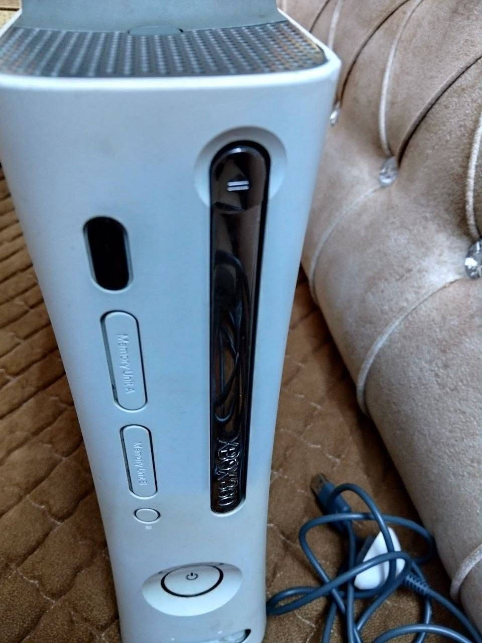 XBOX 360 نظيف بدون ضرر مع يدتان في الموصل للتواصل والاستفسار عبر الرقم ***********
