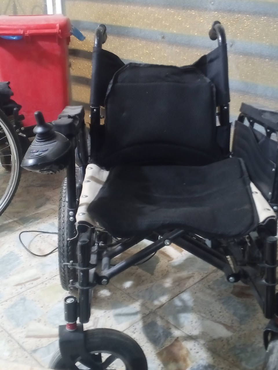 السلام عليكم عندي كرسي كهربائي نظيف جدا مستخدم قليل المكان بغداد للاستفسار ‏‪***********‬‏
