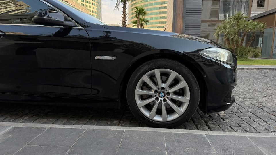 للناس اللي تدور BMW F10 نظيفة، نادراً تحصل سيارة مالك واحد من الوكالة وبهذا المستوى من النظافة.

⸻

للبيع | BMW 528i موديل 2016 – بحالة استثنائية

إذا كنت تبحث عن BMW F10 نظيفة وحقيقية، فهذه السيارة تستحق المشاهدة.

* موديل: 2016
* الفئة: 528i
* المحرك: 2.0 Turbo (أربع سلندر)
* عداد: 110,000 كم فقط
* وارد: وكالة عروش – زيرو
* الاستخدام: مالك واحد فقط منذ 9 سنوات
* الحالة: بحالة الوكالة، نظيفة جداً من الداخل والخارج
* خالية تماماً من الحوادث
* لا توجد أي أعطال أو نواقص، جاهزة للاستخدام

المواصفات:

* 5 وضعيات قيادة (5 Modes)
* جميع الأبواب شفط
* داخلية جلد مشمشي
* حساسات أمامية وخلفية
* كاميرا خلفية
* عدادات ديجيتال
* إضاءة زينون مع Angel Eyes
* جنوط وكالة

سيارة لمن يعرف قيمة هذا الموديل ويبحث عن سيارة محافظ عليها بكل معنى الكلمة، وليست سيارة مستهلكة أو مجددة.

للاستفسار والمعاينة يرجى التواصل على الخاص أو الاتصال.

مكان سيارة اربيل بوليفارد
***********

