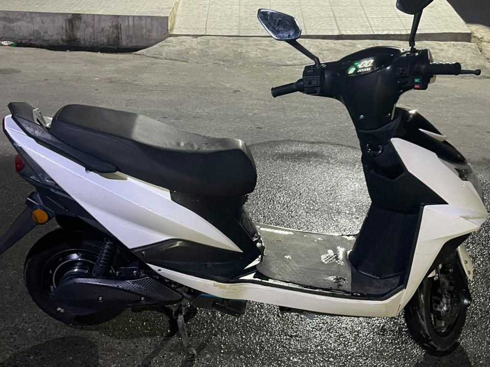 دارجه كهربائيه للبيع مستعجل على بعتها اعطيني سعر عجبني ابيعك 4بطاريات🔋وصير 6بطاريات بس الأصلي مالتو 4بطاريات 🔋نضافه كدام عين العنوان موصل جانب الايمن هذا رقم فقط بي واتساب ‭***********‬ 
السرعه مالت ماطور 70

