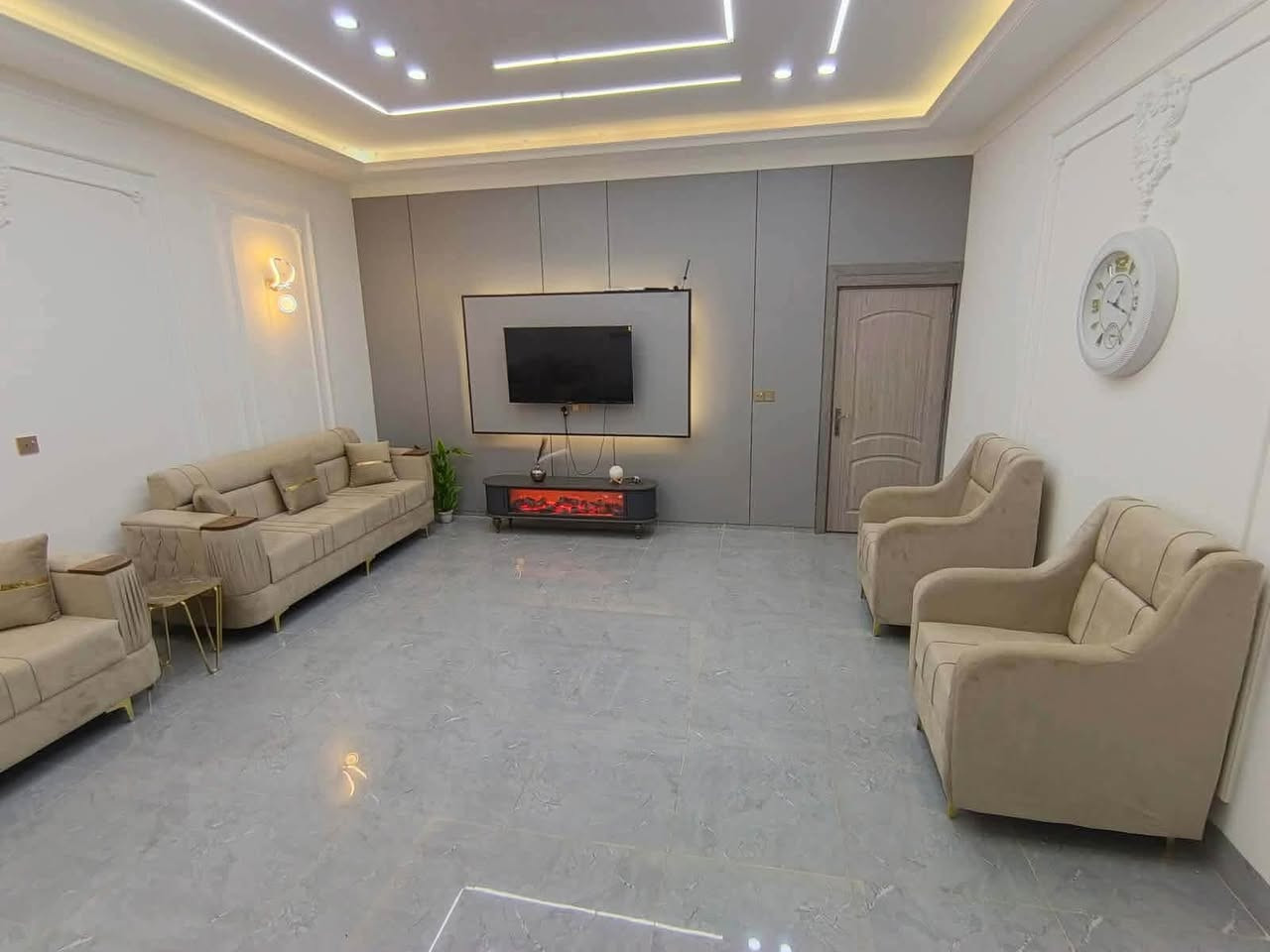 #معرض_حمودي_للاثاث 
#تخفيضات_بسعر_الجمله
نعتذر من الجميع اسعارنا هل مره #شي_خيالي_مع👇👇👇 #توصيل_مجاني_  حمودي للاثاث 
#يتوفر_تبديل_المستعمل_بجديد
ديوانات ألوان وموديلات مختلفة سفنج 10 سانتيم قماش مختلف
ضمان العمل 5 سنه الى10😊عنواننأ الوحيد فقط فقط فقط
العنوان....... تكريت
 الزهور  خلف قاعه الشهيد ليث مقابل معهد الفنون الجميلة 
معرض حمودي 
*********** اتصال او وتساب
*********** اتصال واتساب
