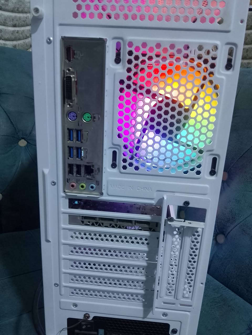 للبيع PC Gaming
المواصفات:
CPU: Ryzen 5 5500
GPU: Galaxy RX 580 8GB
RAM: 16GB DDR4 (2×8GB)
SSD: M.2 500GB
Motherboard: MSI A520M-A PRO
PSU: FSP Hydro K 600W
CPU Cooler: Air Cooler RGB
Case: Klax G86
جميع كارتونات القطع الأصلية موجودة ويا الجهاز.
الجهاز شغال تمام ونظيف.
السعر خاص
للتواصل ***********واتساب
