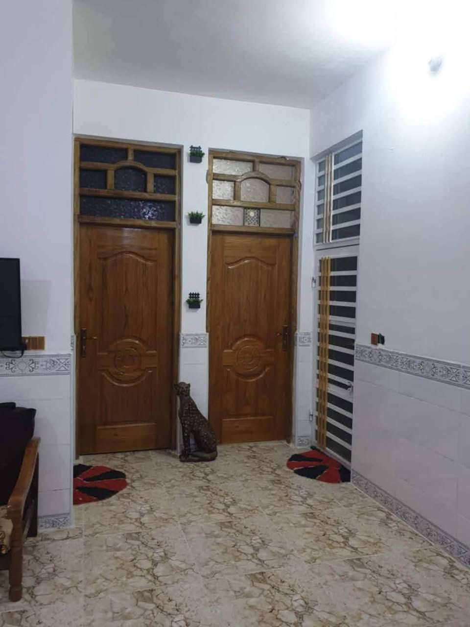 دار للبيع في منطقة مغربه خلف شارع المواكب وقرب السوق بناء حديث مساحة 150 متر  طابو صرف. 
يتكون من 
طارمه+صحيات 
استقبال 6 في 3 ونص
مطبخ 5 في 3
صاله 6في 5 
غرفتين نوم 5 في 3ونص
مناور عدد 2 
حمام داخلي 
درج + بيتونه كبيره فوق شبه صاله 
ملاحظة 👇
البناء سنة 25 صب درجه اولى 
عرض الشارع 12 متر 
منطقة هادئة جدا جوارين ناس محترمين واهل خير 
سبب البيع ضرف خاص‏

الاستفسار على الرقم ‪***********‬‏
