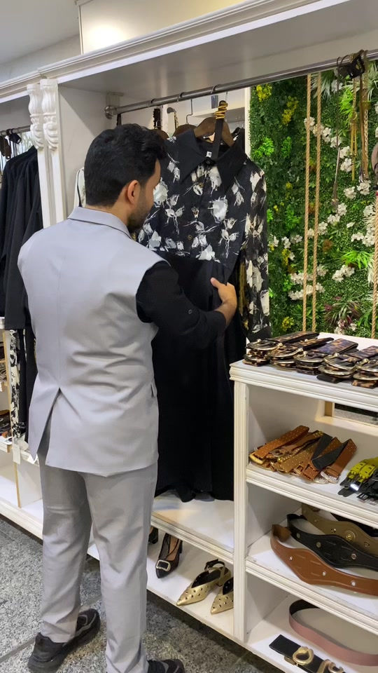فساتين صارت بسعر البلاااااااااش 🫰🏼 تعالو شوفو هذا الفيديو .. .. سعر التوصيل 5 الاف دينار  بغداد وكل المحافظات 🚖  العنوان : بغداد الدورة سوق الاثوريين شارع نادي المجتمع العائلي رقم الهاتف ***********___***********  . . . . . . . #ملابس #ازياء #اكسبلور 
