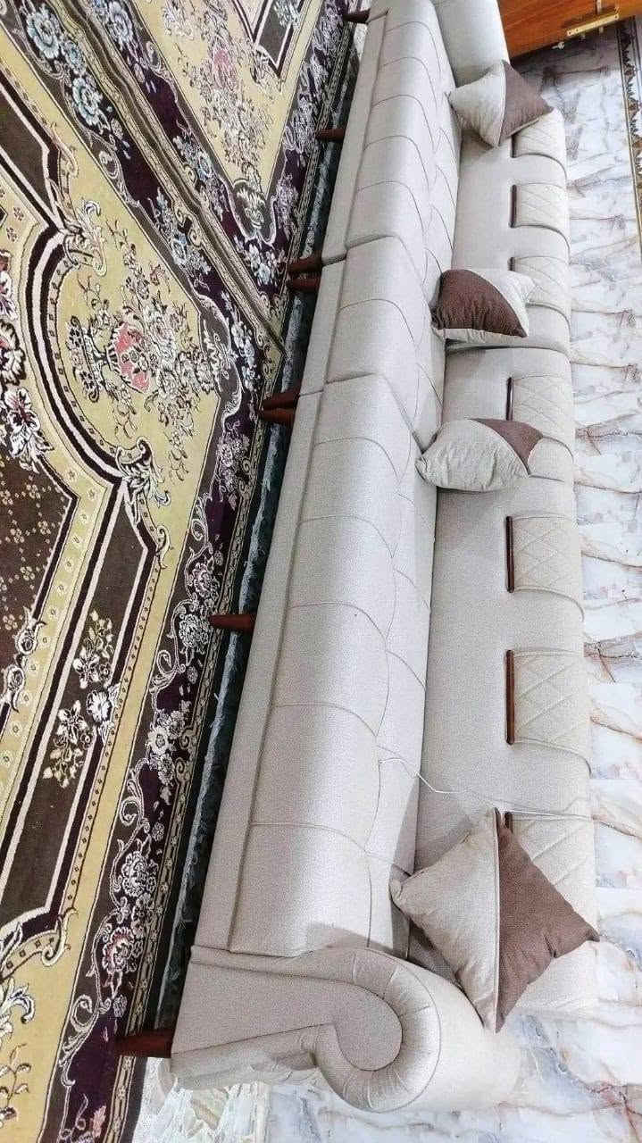 من رخصة ألادمن
عيني تخم ديوان كورنر ٢٠ طول ١٤ متر ونص تفصال بمعنى الكلمه درجه اولى جديد شغل معمل احنه مشتغليه
لون أوف وايت مطعم ب جوزي موديل جكليته بيه قنفتين مفصوله مع زاويه وحده مثل ماموضح بالصور يوصلك اي اختلاف عن تفاصيل يرجع  شراي يتصل *********** متوفر واتساب أو مراسله الخاص
