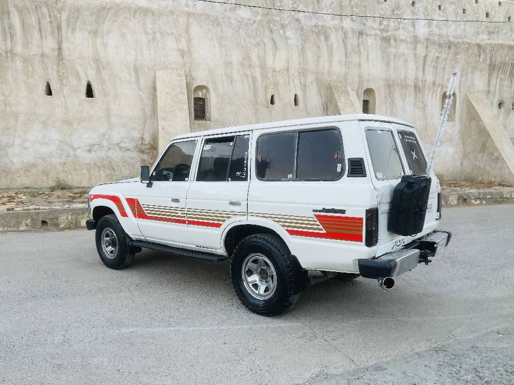 سلاوي خواتان لي بيي
نرخ 22 وەرەقە...تویوتا لاندگرۆز1985
 گێڕ و مەکینە و ئەکسل بە شەرت،
1985
سيته مي غازي بو به ستراوه

 ئاڕم پلاستیکی سلێمانی.
ليدراو خايسي وه ر گه راو به شه رت 
شوێن: كويه
نرخ 22 وەرەقە.و مه جال 
ره قه م ***********  فايبه رو
واتسئه بي له سه ره كويسينجاك, أربيل
