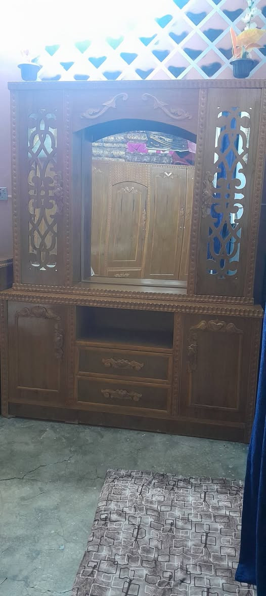 سلام عليكم من رخصت الادمن غرفه نوم للبيع كامله مستخدمه اقل من سنا ***********بي واتساب
