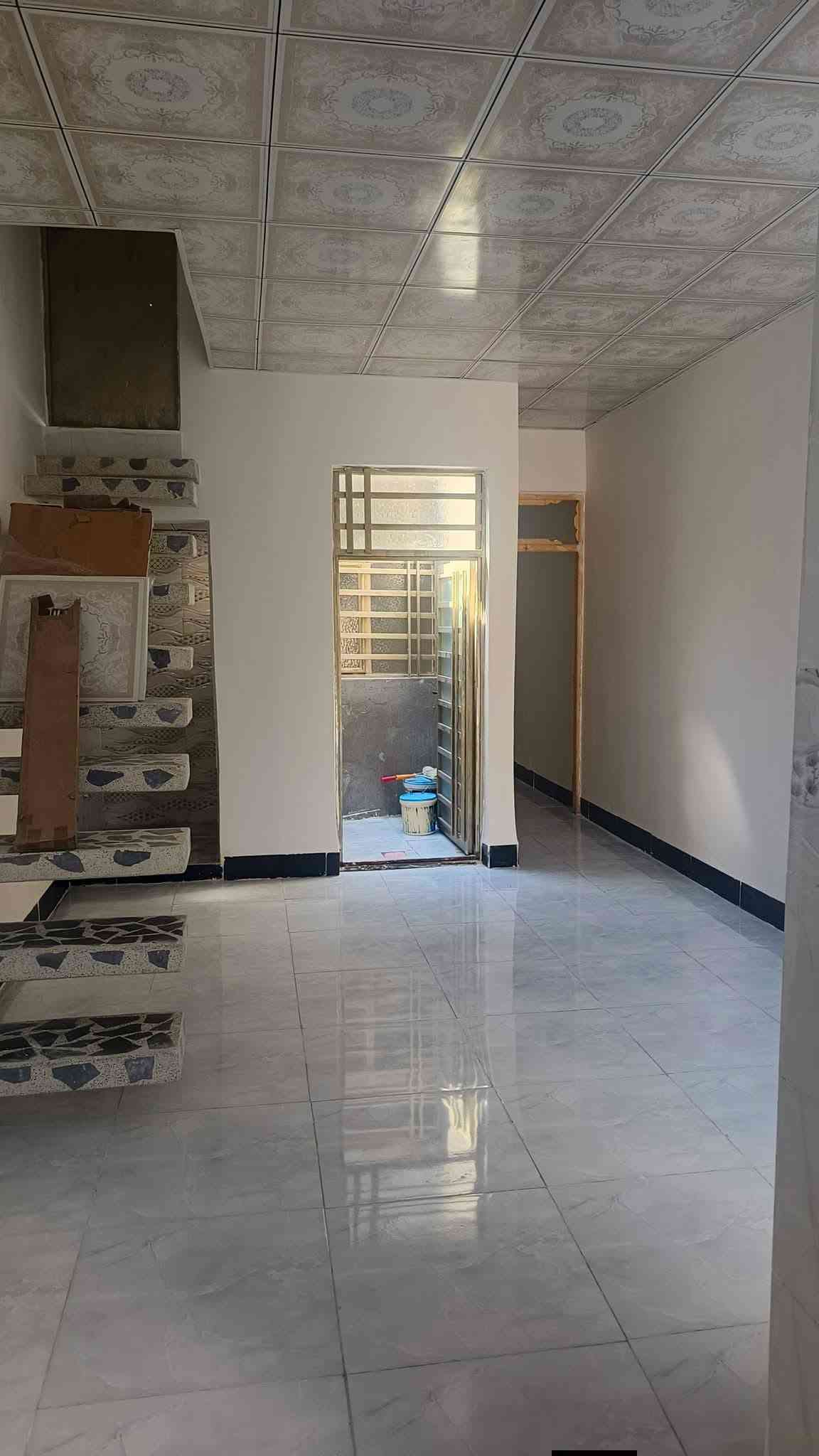 سلام عليكم ٥٦ متر للبيع بناء بلوك وعكاده يحتوي على غرفه نوم او صاله اومطبخ وصحيات سعر ٢٣ او بي مجال العنوان نجف شارع المطار سادين بشارع علكم بشارع حاتم نهايت المقرنص شويه لكدام ***********
