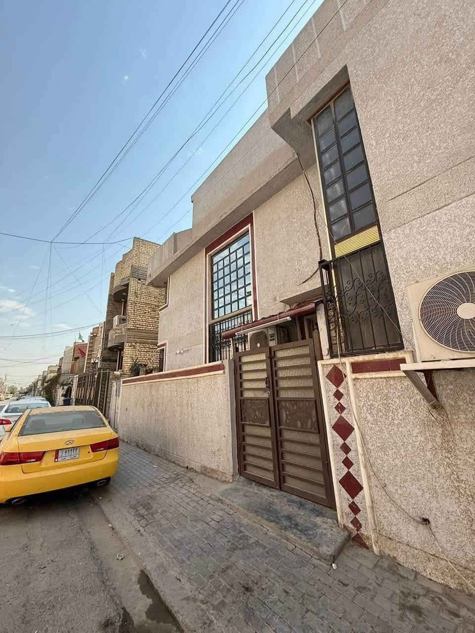 دار للبيع   بغداد الشعب حي البساتين شارع الشيخ منهل اول بيت بالفرع الفرع عريض اعرض فرع بالمنطقة فرع مخبز العسل قرب مطعم ابن تايه طابو زراعي اقرار محكمة سند 25
المساحة ١٥٠ متر 
الواجهة ١٥ نزال ١٠ 
ال١٥٠ متر كلها مستغلة بناء 
الطابق الاول 
استقبال
هول
 مطبخ 
حولي كبير 
غرفة نوم 
حمام
منور كبير
الطابق الثاني 
٣ غرف نوم 
وهول كبير 
حمام 
الطابق الثالث بيتونة كبيرة
البيت الطابق الاول مرمر
والطابق الثاني بورسلين 
السيراميك اسباني
البوب صاج اصلي
الشبابيك المنيوم 
للأستفسار *********** 
او على الخاص
