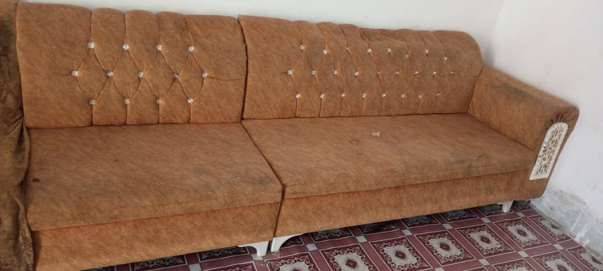 قنفات ب 130 وبيها مجال.   دوشك الاحمر ب 50 ودوشك الرصاصي ب 25 العنوان ديوانيه حي الامين ***********
