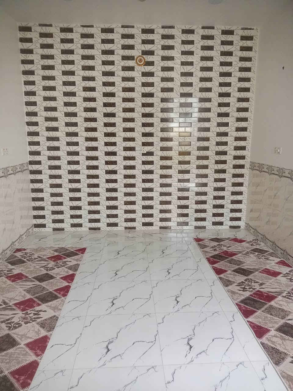 السلام عليكم بيت للبيع المساحه 150 
العنوان حي الاصدقاء قرب مدرسه كميل 
سنه البناء 2024
بناء طابوق السقف صب مركزي 
الستفسار الاتصال على الرقم ***********
