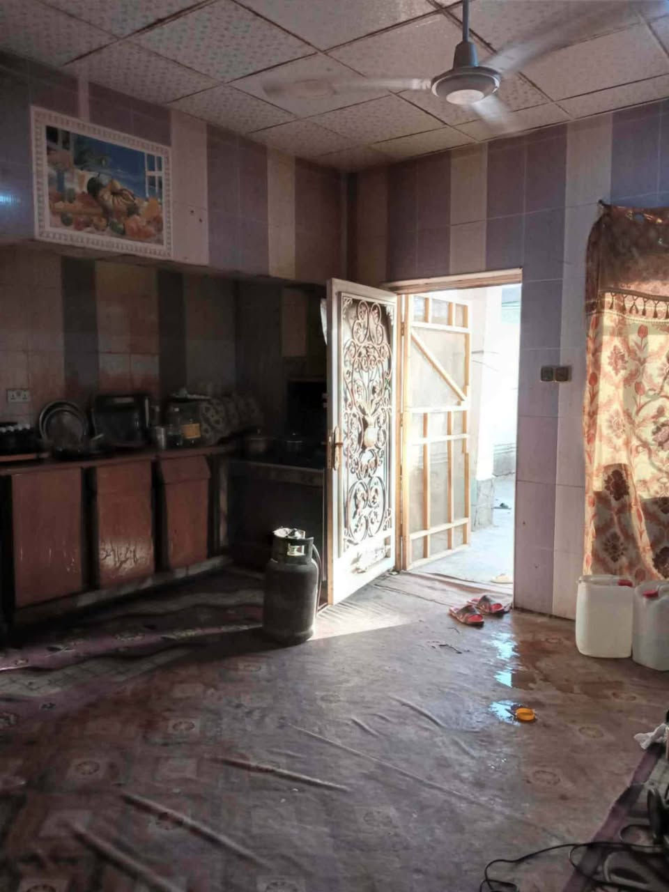 بيت للبيع بالجربوعية الاولى ال حافظ قرب مدرسة سفير الحسين  مساحته ٢٠٠ متر  بناء طابوق وسقف مسلح مطلوب للمصرف العقاري ٤٨ مليون مبادرة بناء قديم تسعينات القصد الشهري ٢٨٥ لمعرفة التفاصيل الاتصال  ***********

