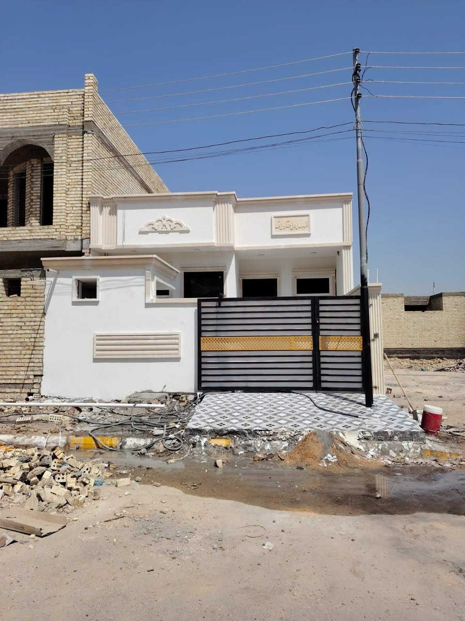 مشتمل للبيع طابق واحد في عامرية الصمود 150 متر – منطقة 4000 بالقرب من جامع الحاج علي الغزاي

🏡 فرصة سكن حلوة وموقع ممتاز

📍 رقم القطعة: 4747 شارع 15

📜 طابو ملك صرف
جاهز للاخير مابي نقص

🚫 غير مسحوب عليه قرض
تأسيس الكهربائيات نضام بوري
والكامرات ايضاً  نضام بوري

البيت يحتوي على صالة واستقبال و، مطبخ ، غرفتين نوم وحمام مناور عدد اثنين
صحيات خارجيه
تبريد مركزي
بوردات داخليه
بوردات خارجية 

بناء :طابوك
💰 السعر: 70 مليون دينار وبي مجال 
للأستفسار : 
***********
