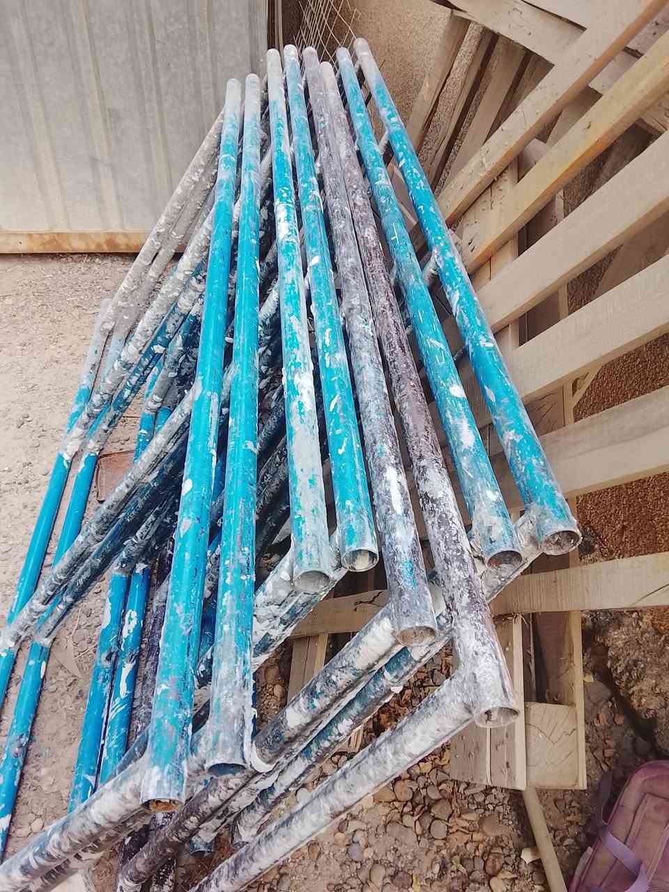 موجود للبيع 4 سقالات معدنيه وضراب خشب 4 متر وعربانه حديد كلشي زينه وكسرء استخدام خفيف وموسى كبير
