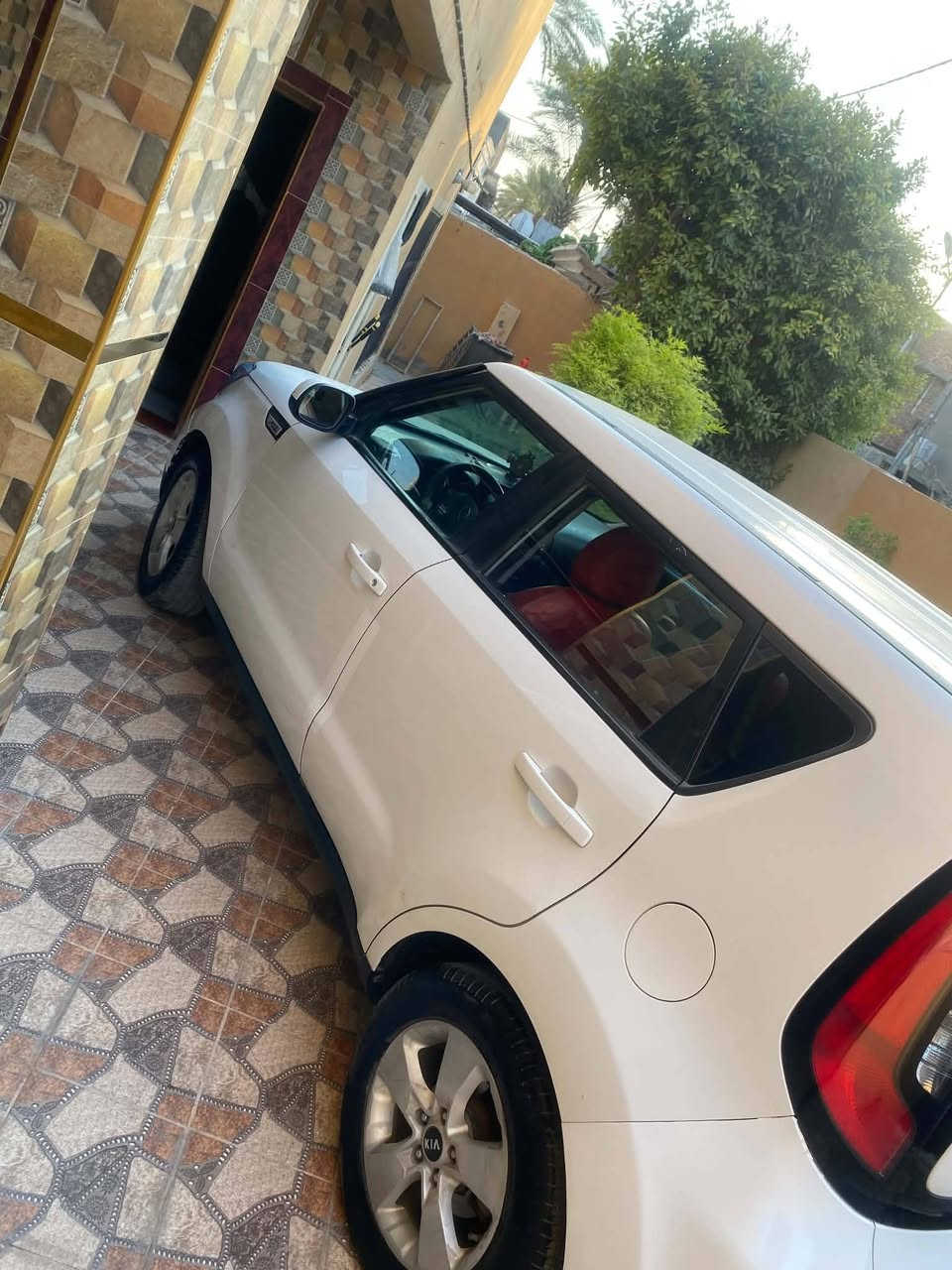 كيا صول موديل 19وارد امريكي حادثه كلش بسيط جامرلغ امامي بدون دواخل مطلقا سيارة نظيفه ومامتعوبة رقم دولي بغداد سنويه وهزة فبل يومين سويتهم جديدماشيه 74  الف ميل محرك وكير وصدر وتبريد وتخم تاير كله جديد السعر 107وبيه مجال للاتصال على الرقم ***********استاذ محمد والسيارة موجودة في بعقوبة.
