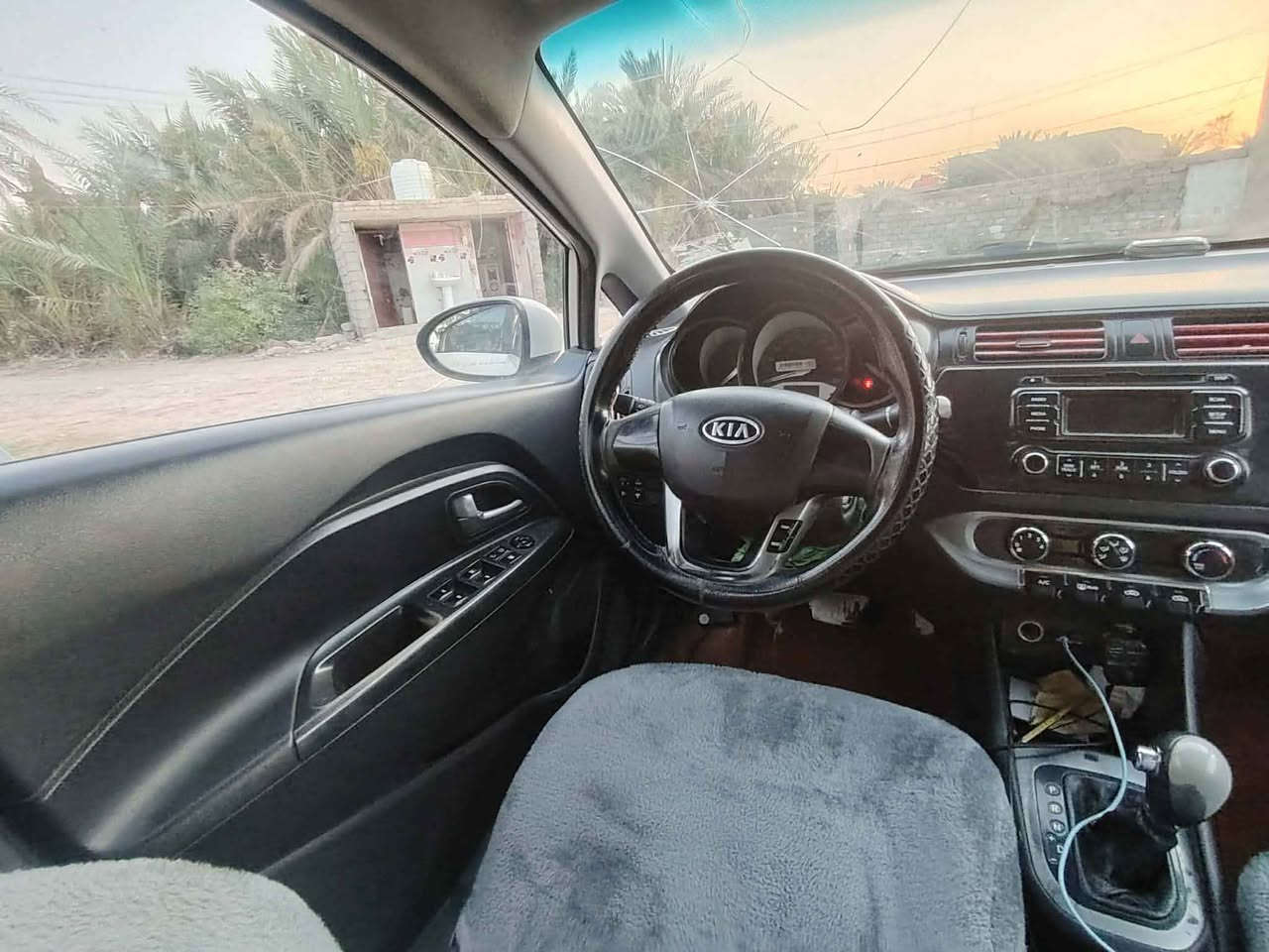 السلام عليكم كيه ريوو موديل 12خليجي بيها ثلاث قطع صبغ بدون دواخل وبدون ضربه قويه گير ومحرك شرط السياره رقم مثنى انگليزي  بأسمي مداور ثاني يوم محرك 1600 
السعر 73 وبيها مجال قليل للشراي *********** Singapore
