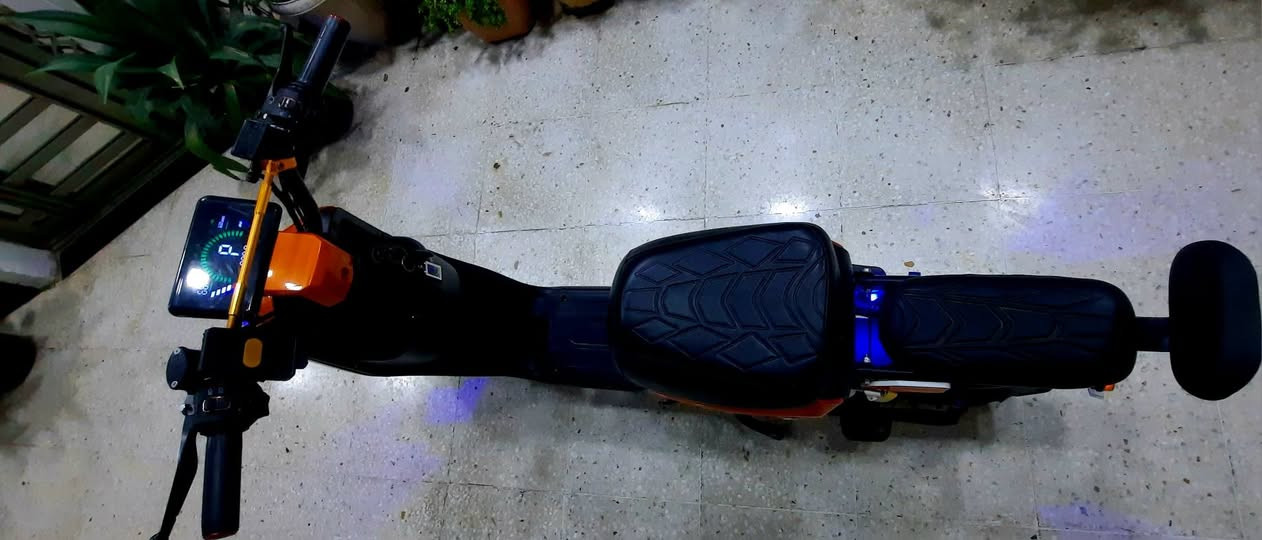 سلام عليكم دراجة البيع ار 9
موديل 26 خمس بطاريات

نضام الرجوع إلى الخلف +تحكم عن بعد 

لايت عالي ناصي +نشرتها كلهة شغالة 

السرعة 109  +شاشة ايباد وبلوتوث + ستاند موبايل

السعر 450 بيها مجال قليل.    *********** متواجد واتساب
