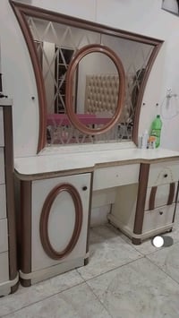 ميز تواليت • للبيع