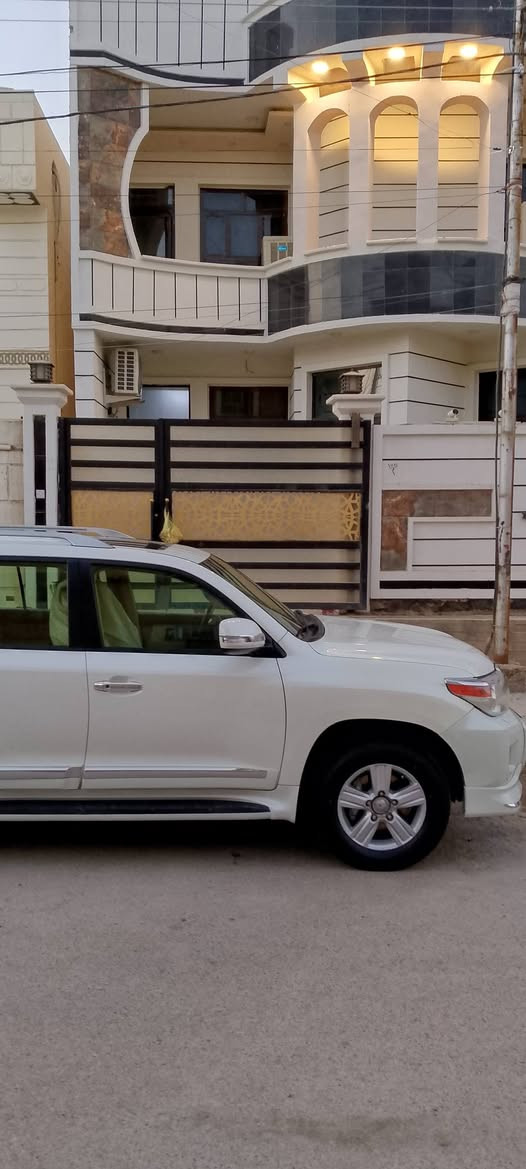السلام عليكم
عندي لاندكروز ٢٠١٢ بريمية ام الطفاية
فووول مواصفات
٨ايرباك 
كشنات جلد وكهرباء 
تحكم ستيرن جهتين
شاشة تسلا
مرايات شفط 
زراك لايت 
وبقية المواصفات المعروفة 
رقم بغداد سنوية بأسمي 
مكفولة من الحادث بيهة مكانات صغار صبغ
للاستفسار ***********
مكان السيارة الرمادي
