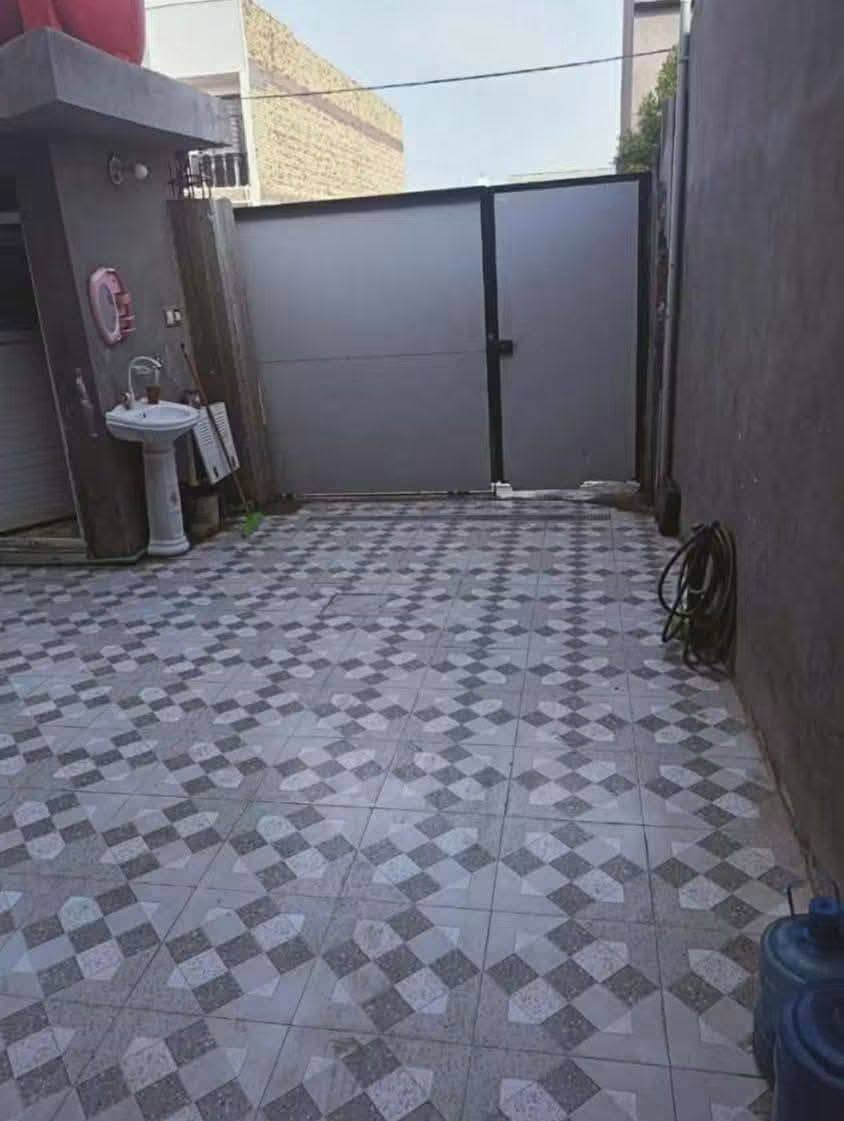 دار طابو صرف مساحته ٢٠٠م للبيع يحتوي على غرفتين نوم واستقبال وهول صحيات داخلية وخارجيه ومطبخ الطابق الثاني يحتوي على غرفه بدون لبخ ولا كاشي العنوان الوردية سيف سعد شارع ٣٠ قرب أسواق النافعي عرض الشارع ١٥م للاستفسار الاتصال على الرقم *********** السعر 145مليون وبي مجال
