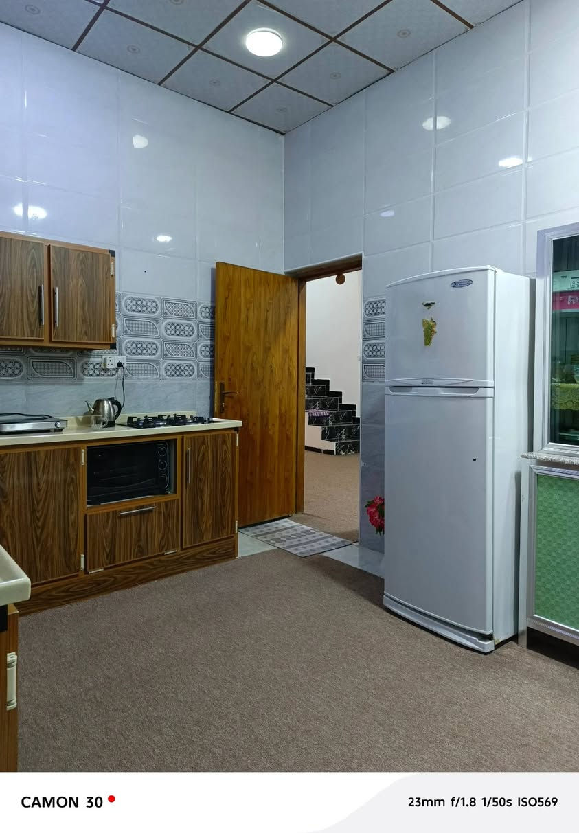 🏡بيت للبيع 
العنوان البصره الجزيره شارع الصقر حي الرايه
المساحه ١٧٠ متر
يحتوي على استقبال موزع صحيات داخليه وخارجية مطبخ مناور عدد ٢ غرف عدد ٢
السعر ٦٨ وبي مجال
انه صاحب البيت وهذا رقمي ***********

نص مكتوب في الصور:
- CAMON 30  23mm f/1.8 1/50s ISO516
- CAMON 30 23mm f/1.8 1/50s ISO175
- CAMON 30 • 23mm f/1.8 1/50s ISO569
- CAMON 30  23mm f/1.8 1/50s ISO639
- CAMON 30 23mm f/1.8 1/50s ISO493