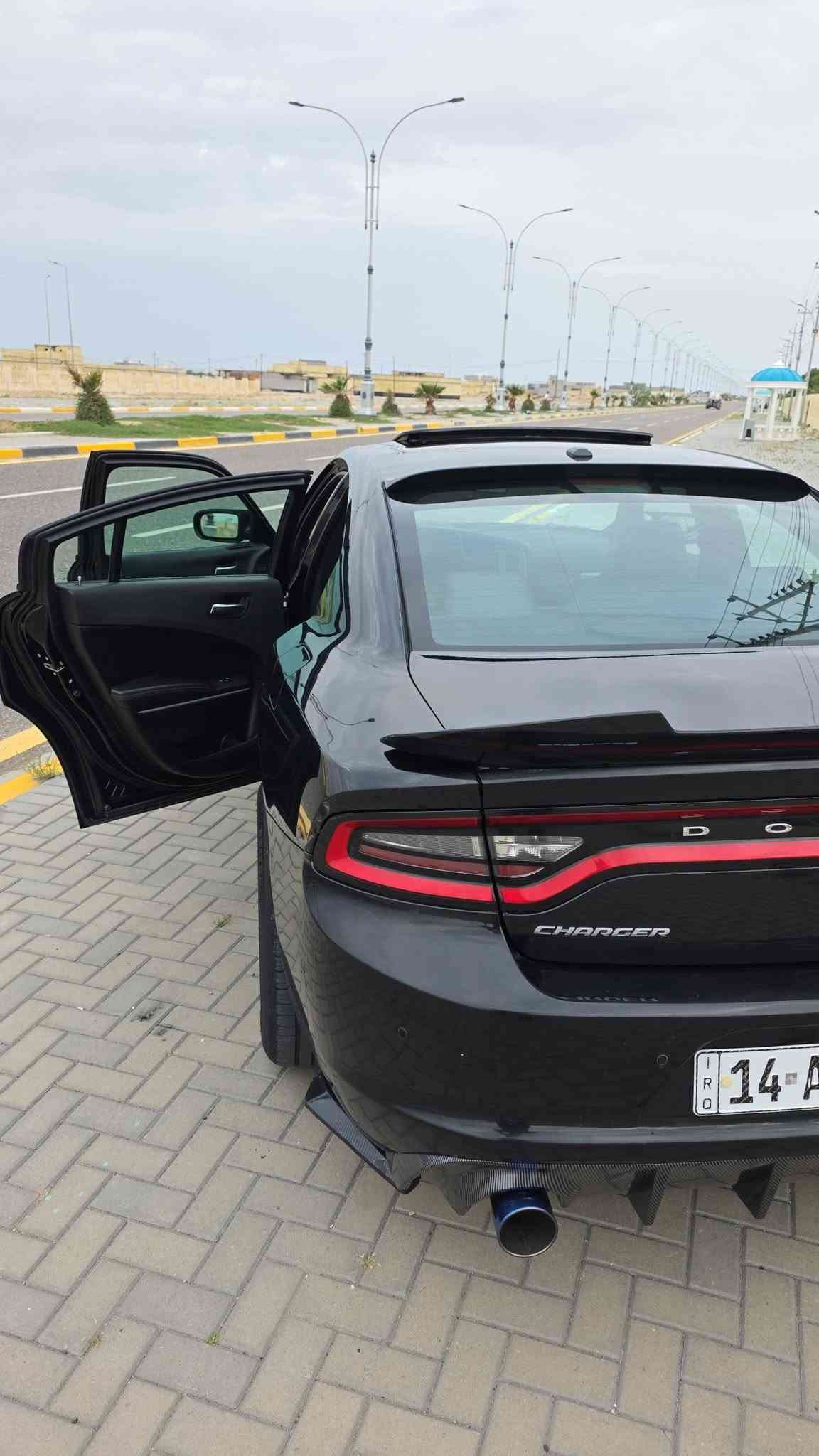 جارجر 19
فول SXT بلاص  كفاله 

تدفئه تبريد كشنات  لخلفي تدفئه 

ستيرن تدفئه 

فتحه 

تخم تاير  

لايت زنون 

سياره دخول نسبه تعمل وتسير نسبتهه دواسه 

وهواي مواصفات بيهه 
وتواصل عله هاذ رقم ***********

وتساب موجود سعر 225
