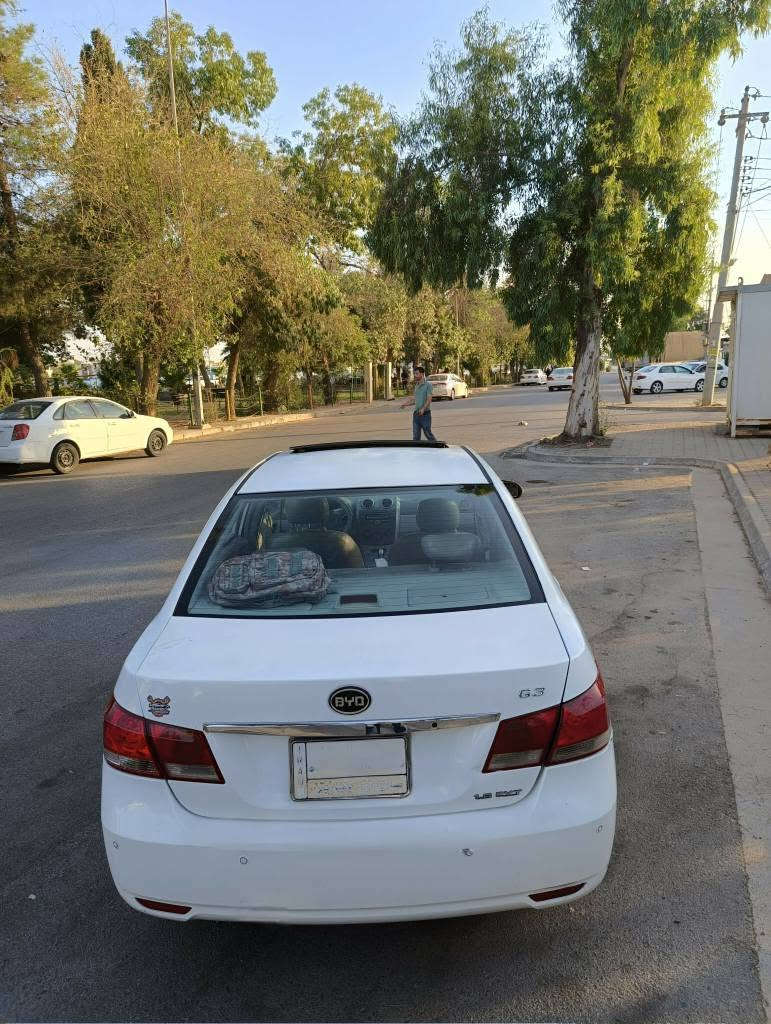 Byd G3 2013 
رەنگی سپی
گێر ئۆتۆماتیک 

  مەکینەو گێری کامیری 2.2 
ڕەقەم صلاحدين 
سەنەوی پلاستیک 
بەشەرتی گێرومەکینە هەڵمیشی نە بێت 
کارەبایی و هەموو گیانی ئیش بکات وەک و سعات 
 فول فول مواسفات 
سڵاید 
کوشن جلد 
دەعمی ناو گرتنی نییە 
کەمێک وردەی هەیە لەگەل کال بونەوە 
ABS

چوار جام کارەبا
دوو لایت و بلاجکتۆری تازەی لێی بەستراوە 
سەیارەی دەسی خۆمانە هی مەعرەز نیە 
بۆ زانیاری زیاتریش پەیوەندیمان پێوە بکەن 

( *********** )
نرخی40$ مەجالێکی برایانە
شوێن سلێمانی السليمانية, العراق
