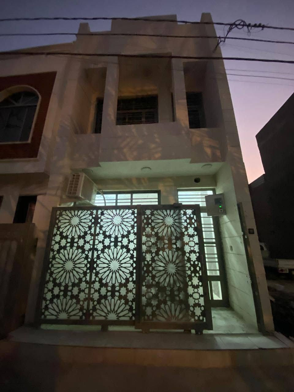 #للايجار في منطقة السيدية 

بيت سكني جديد ونظيف جداً، جاهز للسكن، يتميز بموقع هادئ ومناسب للعوائل.

المساحة: 50 متر

🔹 يحتوي على:

*غرفتين نوم

* صالة

* مطبخ

* خدمات 

الاستفسار والتواصل علئ الارقام التاليه *********** يوجد واتساب
