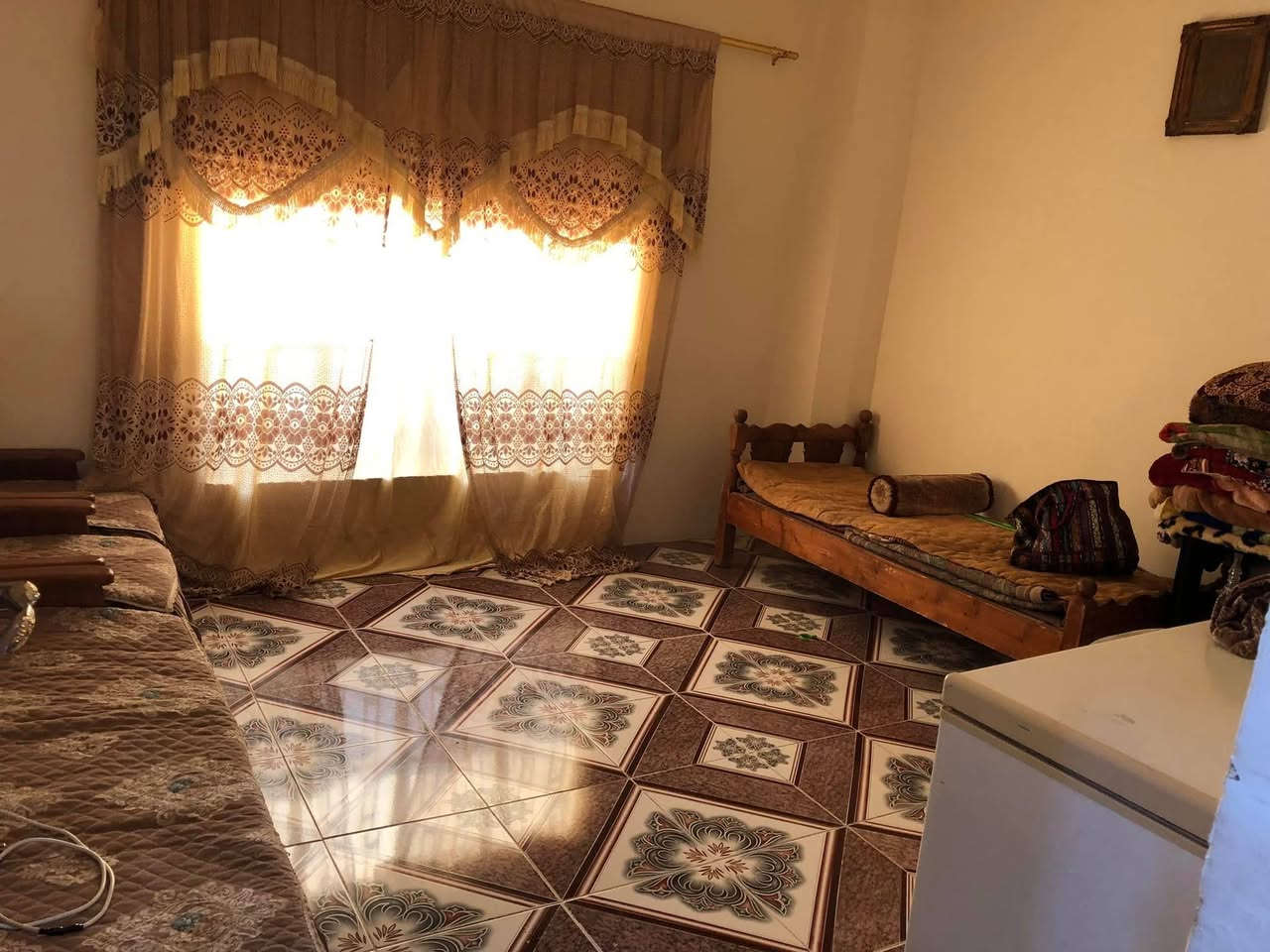 دار للبيع في ديالى الخالص حي البيادر قرب مدرسة قادة النصر مساحة البيت 250 متر طابو صرف محتوى الدار حوش مع حديقة دخولية البيت الطابق الارضي استقبال كبير + مطبخ + هول داخلي + غرف نوم عدد2 + صحيات الطابق الثاني غرفة نوم + بيتونة المنطقة خير من الله ميها ماينكطع و البيت قريب على مدرسة ابتدائية و متوسطة وجيران ذهب منطقة هادية السعر 95 مليون وبي مجال للناس الطيبة الرقم للأستفسار ***********/***********
