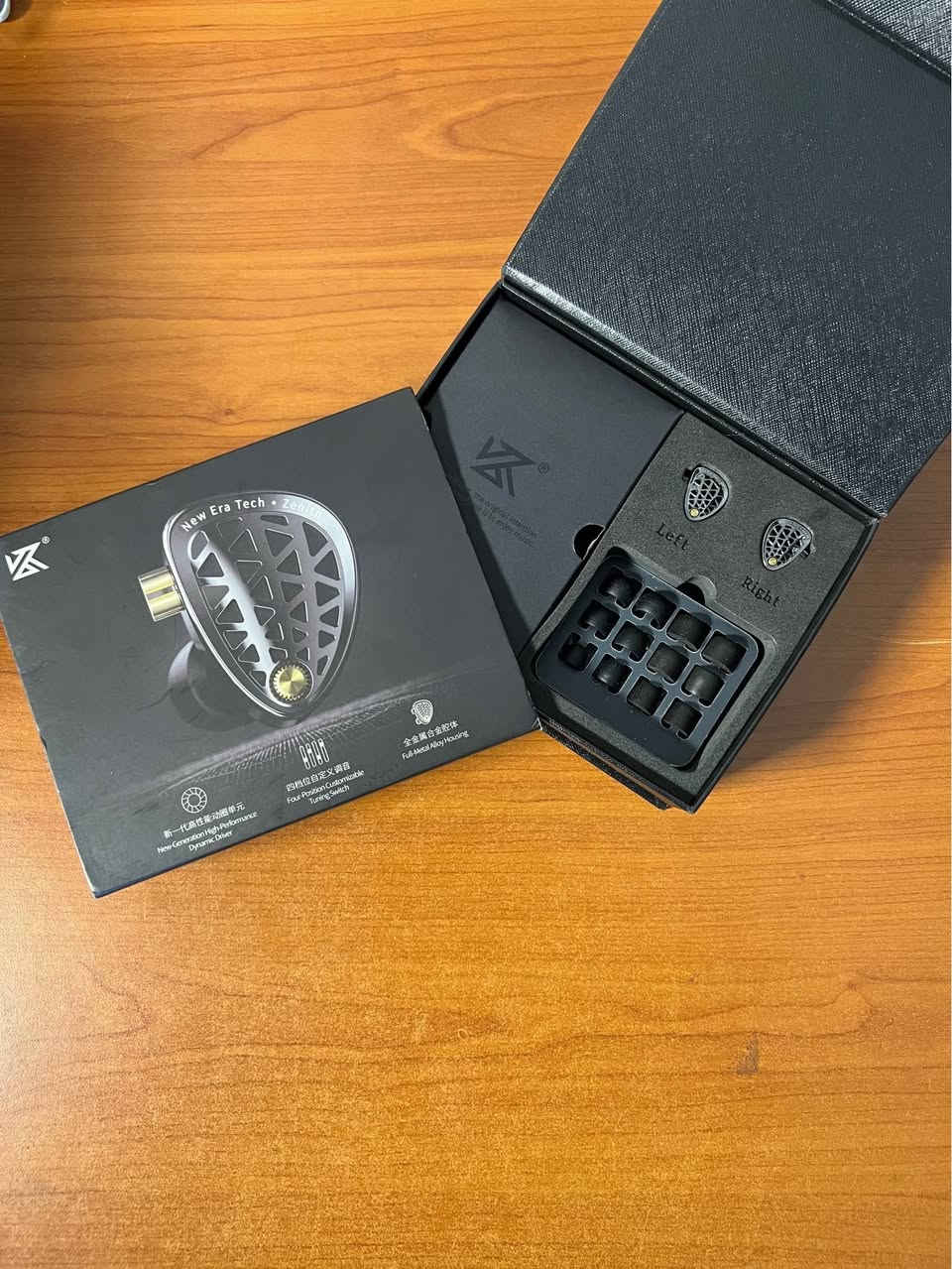 سماعات أذن داخلية KZ Zenith تتميز بمحرك ديناميكي عالي الأداء من الجيل الجديد.تحتوي على هيكل كامل من سبائك المعادن ومفاتيح ضبط مخصصة بأربعة أوضاع.تأتي في عبوة عرض توضح تصميمها وتفاصيلها التقنية.
تفاصيل اكثر ***********
سعر القطعه 150 بغداد, العراق
